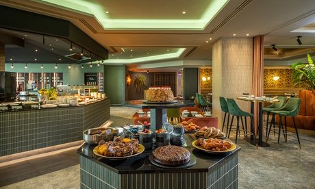 Für 8 Personen: Großes Frühstücksbuffet inkl. Heißgetränken Säften & 1 Glas Sekt