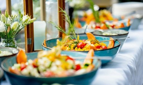 Für 1 Person: Mittags-Menü: Salatbar Suppe & Getränk nach Wahl