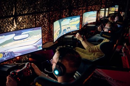 60 Min. im Full Motion Rennsimulator (ACTORACER) + 60 Min. VR Tower Tag + Getränk Di.-Do.)