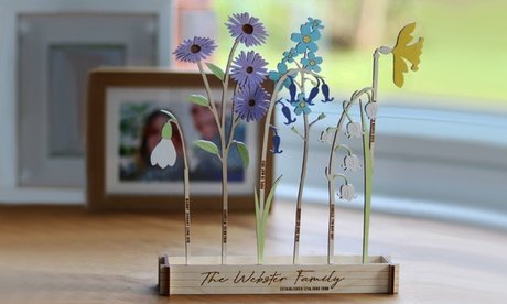 2 Holzkisten mit Geburtsblumen und Namen