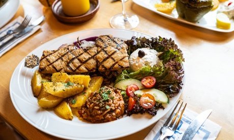 3-Gänge-Menü mit Kykladen-Platte Vorspeise und Dessert für 4 Personen (einlösbar Di. bis Do. und So.)