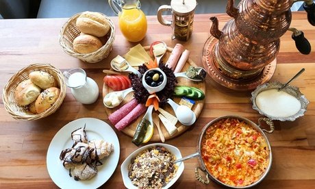 Für 1 Person: Türkisches Frühstücks-Buffet inklusive Sekt oder Orangensaft (einlösbar Sa.-So.)