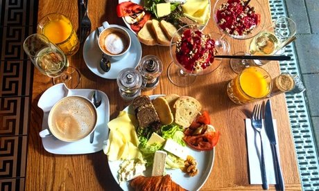 Für 1 Person: Frühstück nach Wahl mit Tee oder Kaffeespezialität
