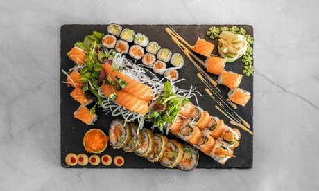 Für 4 Personen: Sushi-Platte „Deli’s Special mit Vorspeise und Dessert