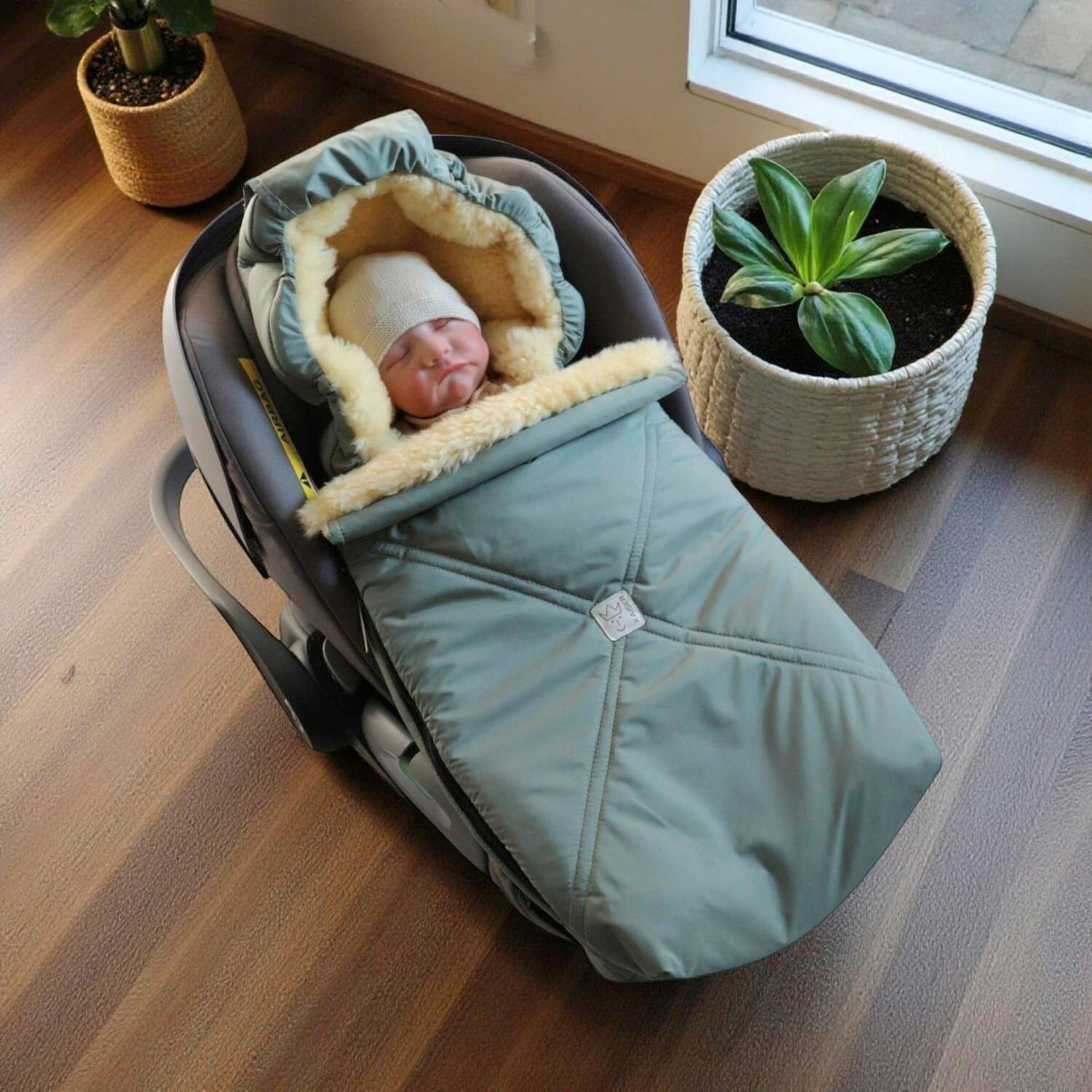 Thumbnail - Kaiser Lammfellfußsack für Babyschalen EMMY gruen