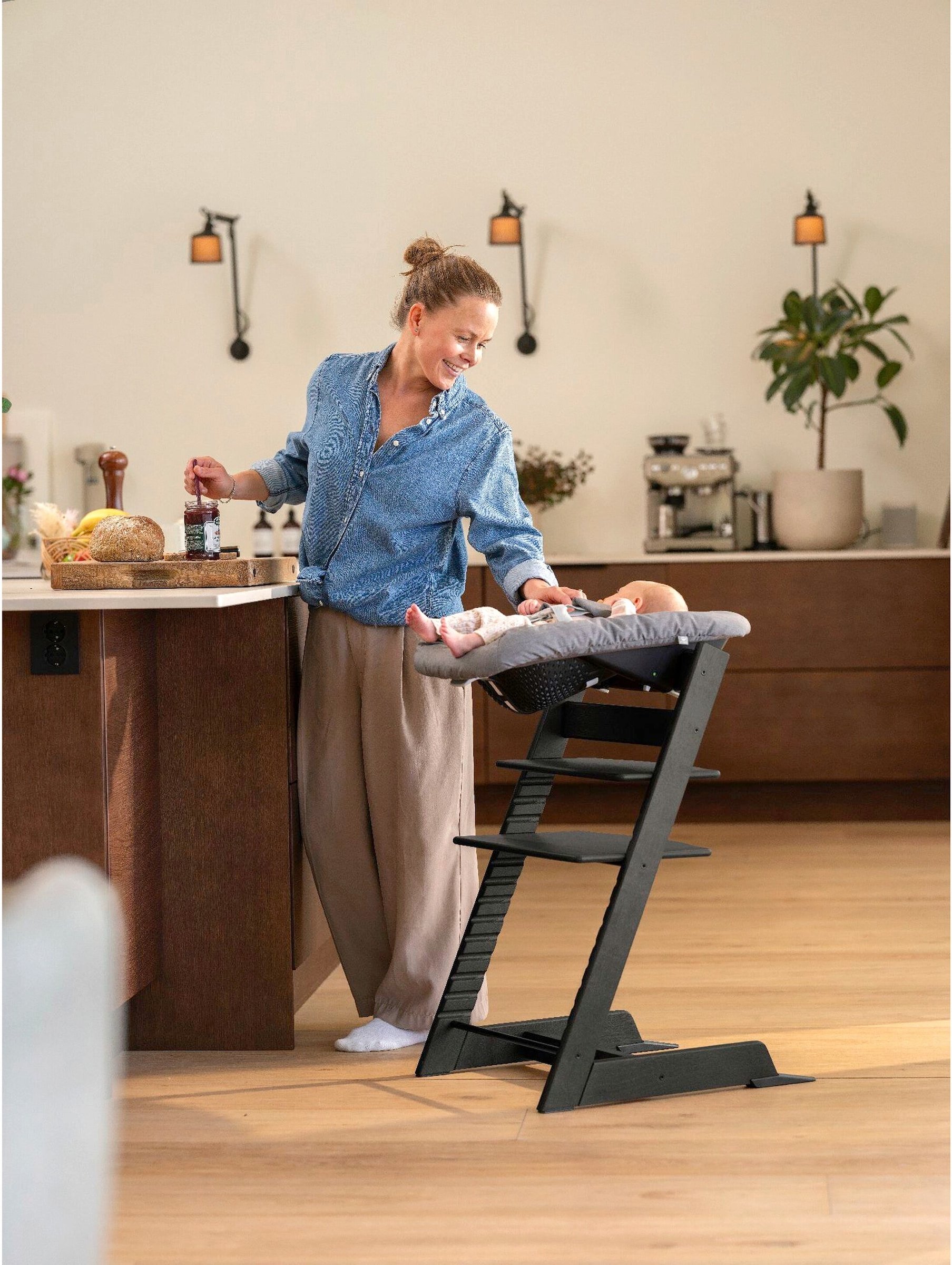 Stokke® Tripp Trapp® Bundle Treppenhochstuhl Eiche inklusive Newbornset Vanilla White & Babyset