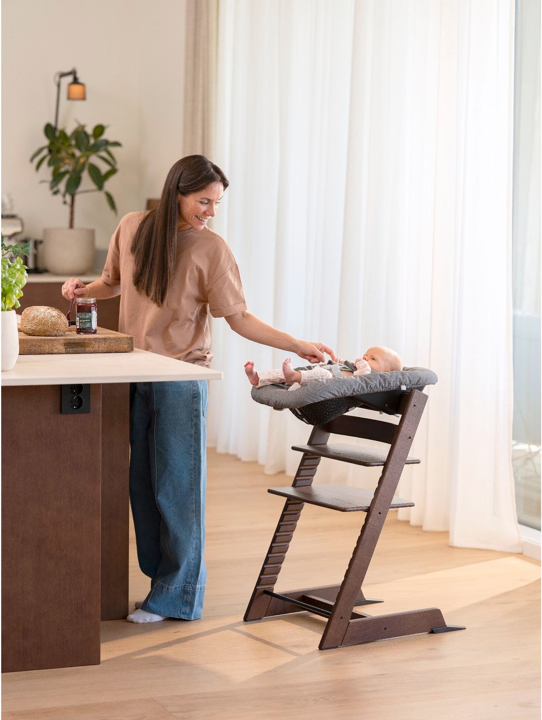 Thumbnail - Stokke® Tripp Trapp® Bundle Treppenhochstuhl Eiche inklusive Newbornset Vanilla White