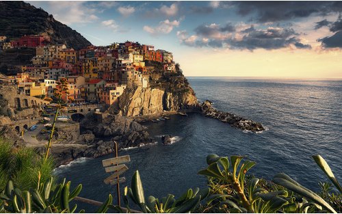 KOMAR Vliestapete »Village«, Breite 450 cm, seidenmatt - bunt