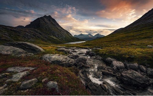 KOMAR Vliestapete »Schroffes Paradies«, Breite 450 cm, seidenmatt - bunt