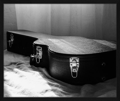 ANY IMAGE Digitaldruck »Gitarrenkoffer«, Rahmen: Buchenholz, Schwarz