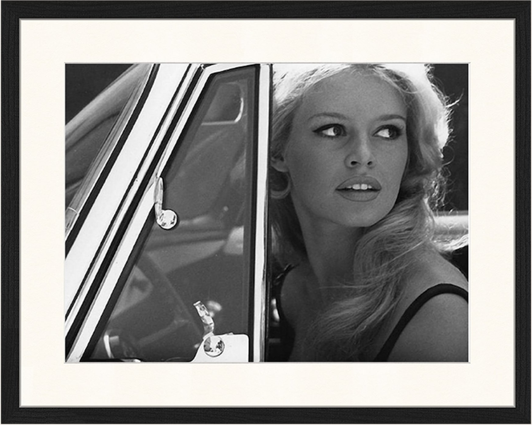 Jacob Baden Wandbild Brigitte Bardot Im Auto Mit Rahmen schwarz