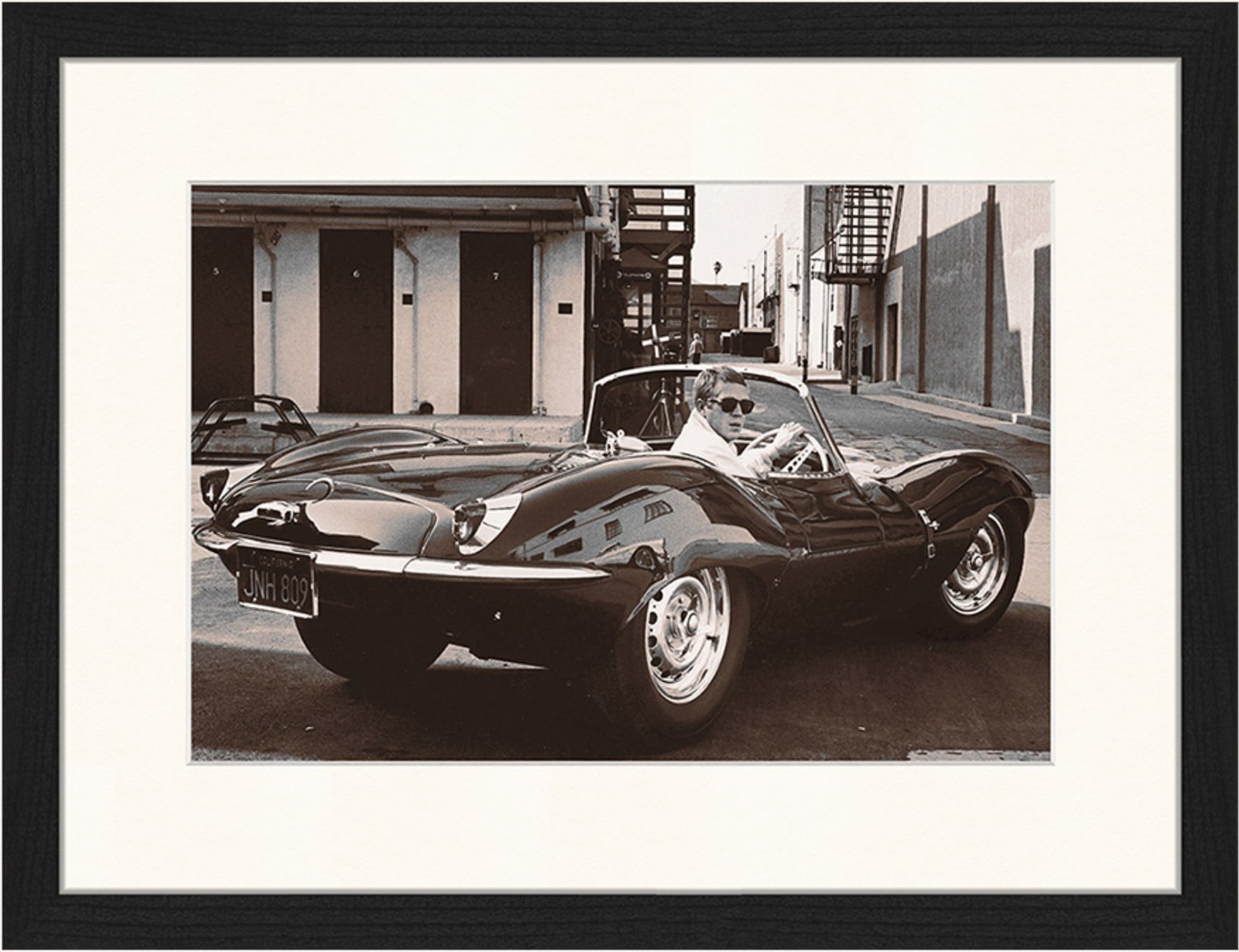 Jacob Baden Wandbild Steve Mcqueen In Seinem Jaguar Mit Rahmen schwarz