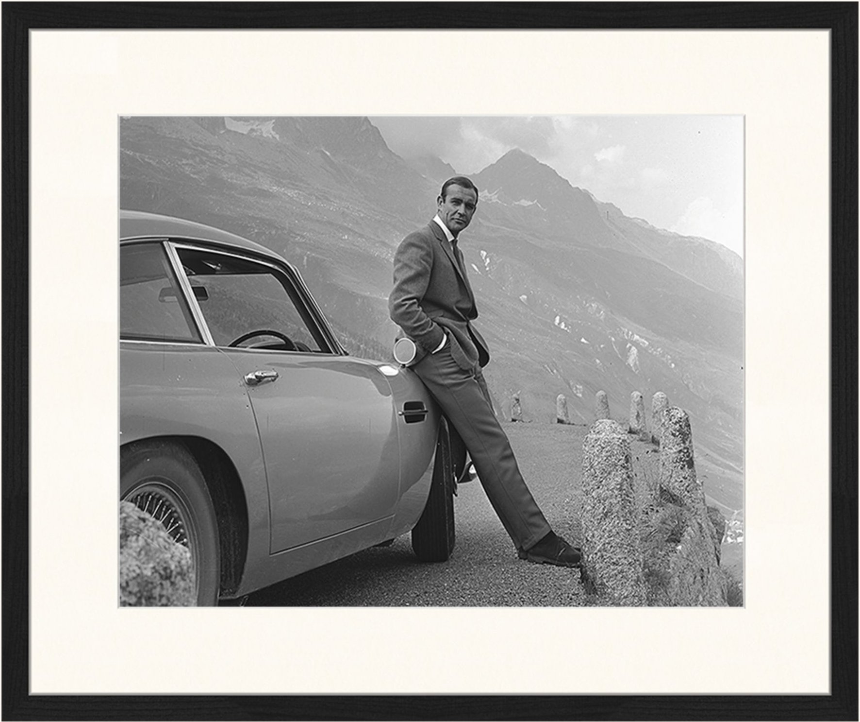 Jacob Baden Wandbild Sean Connery Am Set Von Goldfinger Mit Rahmen schwarz