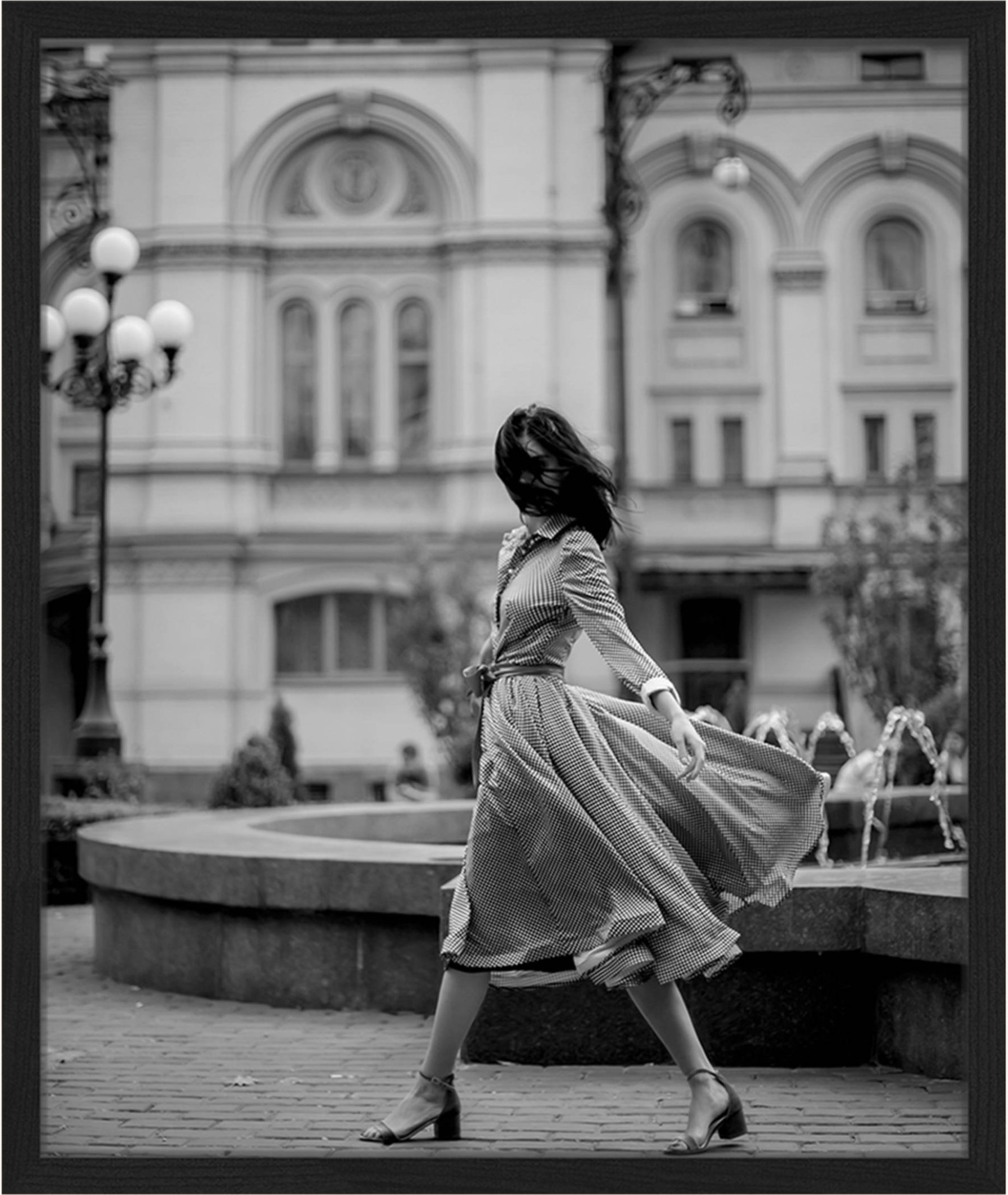 Liv Corday Wandbild Über Der Stadt Mit Rahmen schwarz