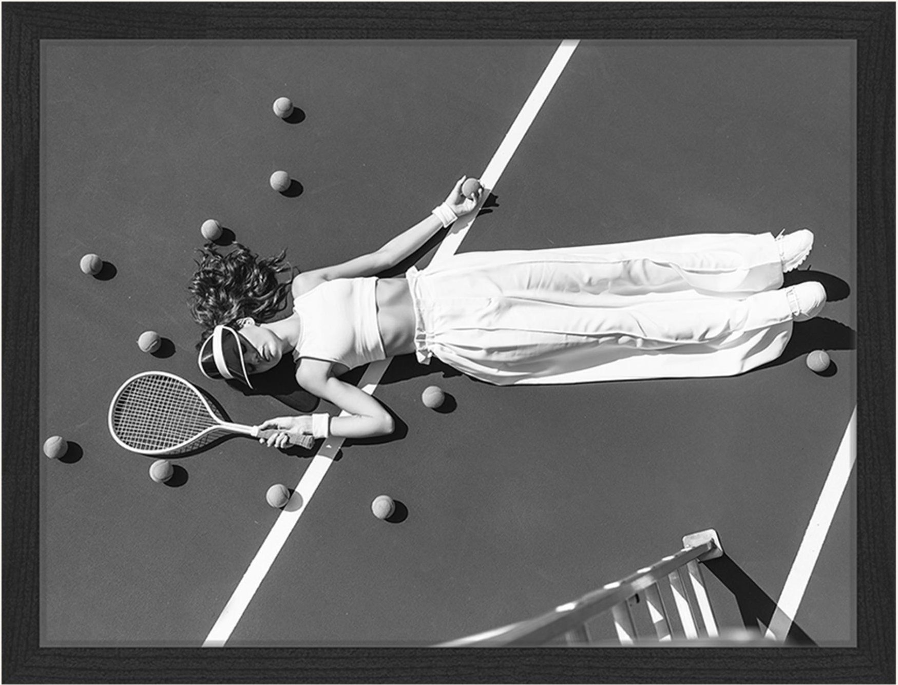 Jacob Baden Wandbild Liegend Auf Dem Tennisfeld Mit Rahmen schwarz