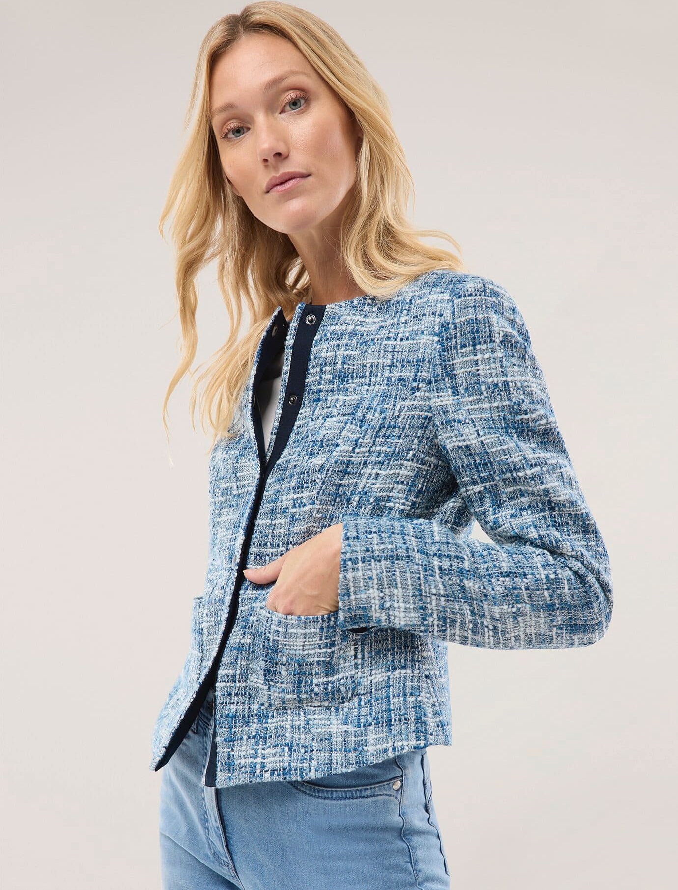 Boucleblazer mit Rundhals