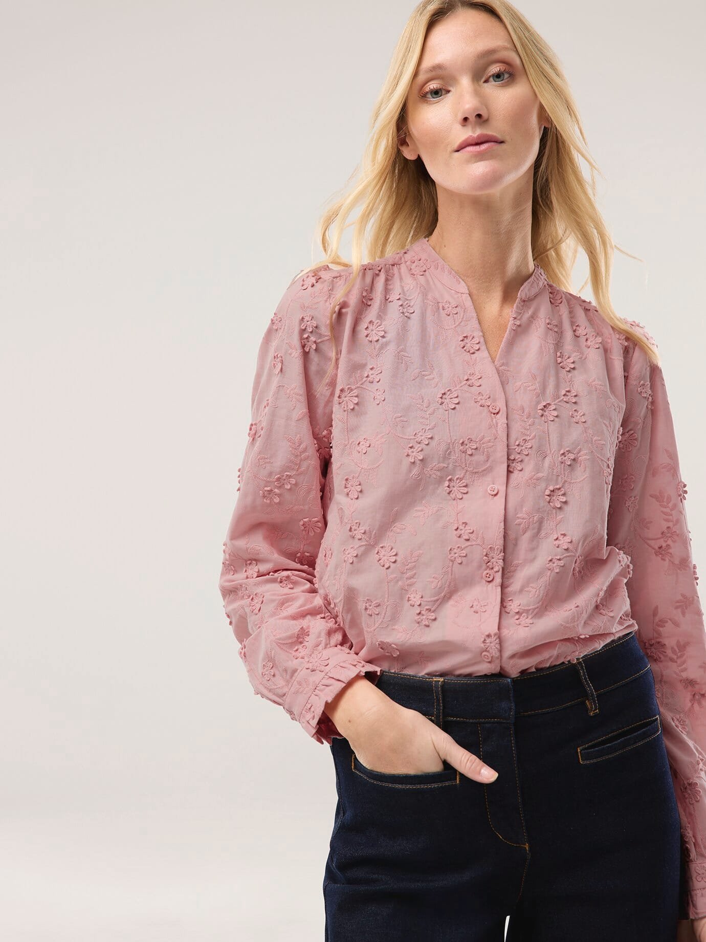 Bluse mit Blütenstickerei