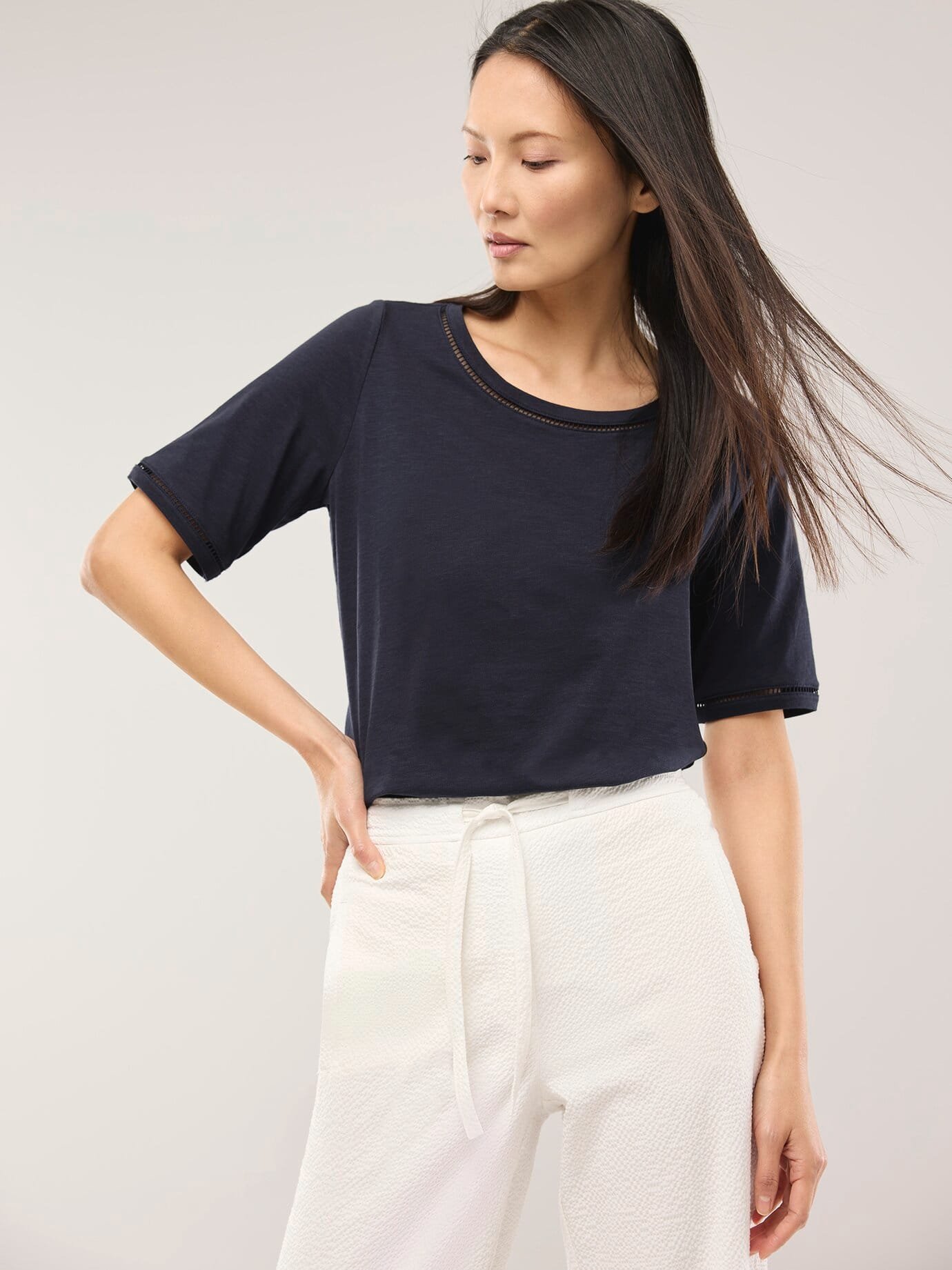 Baumwollshirt Lochstickereiband