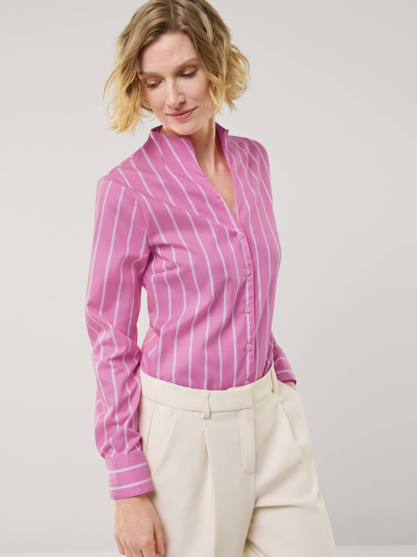 Extraglatt-Bluse Kelchkragen