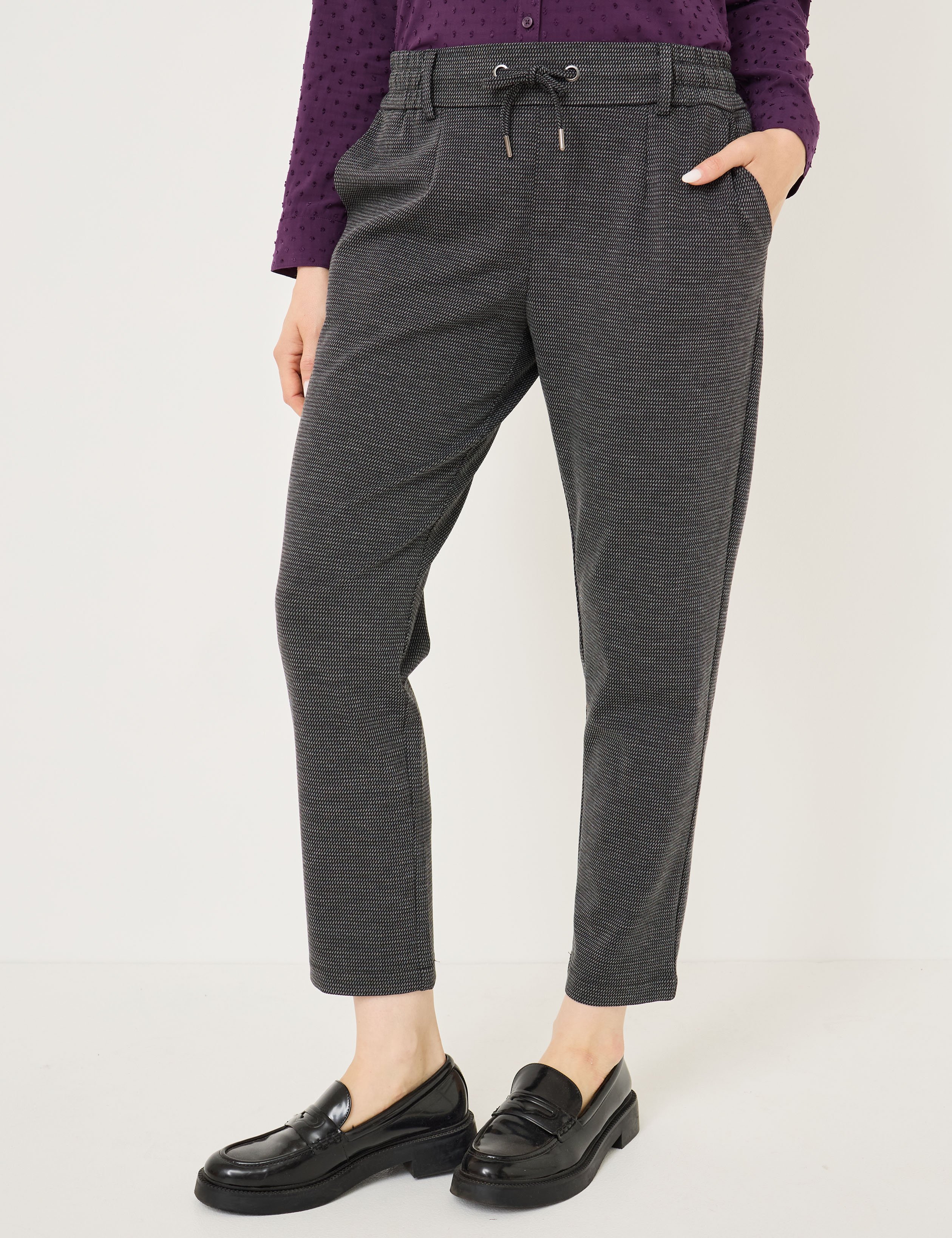 Gemusterte Hose im Jogg-Style