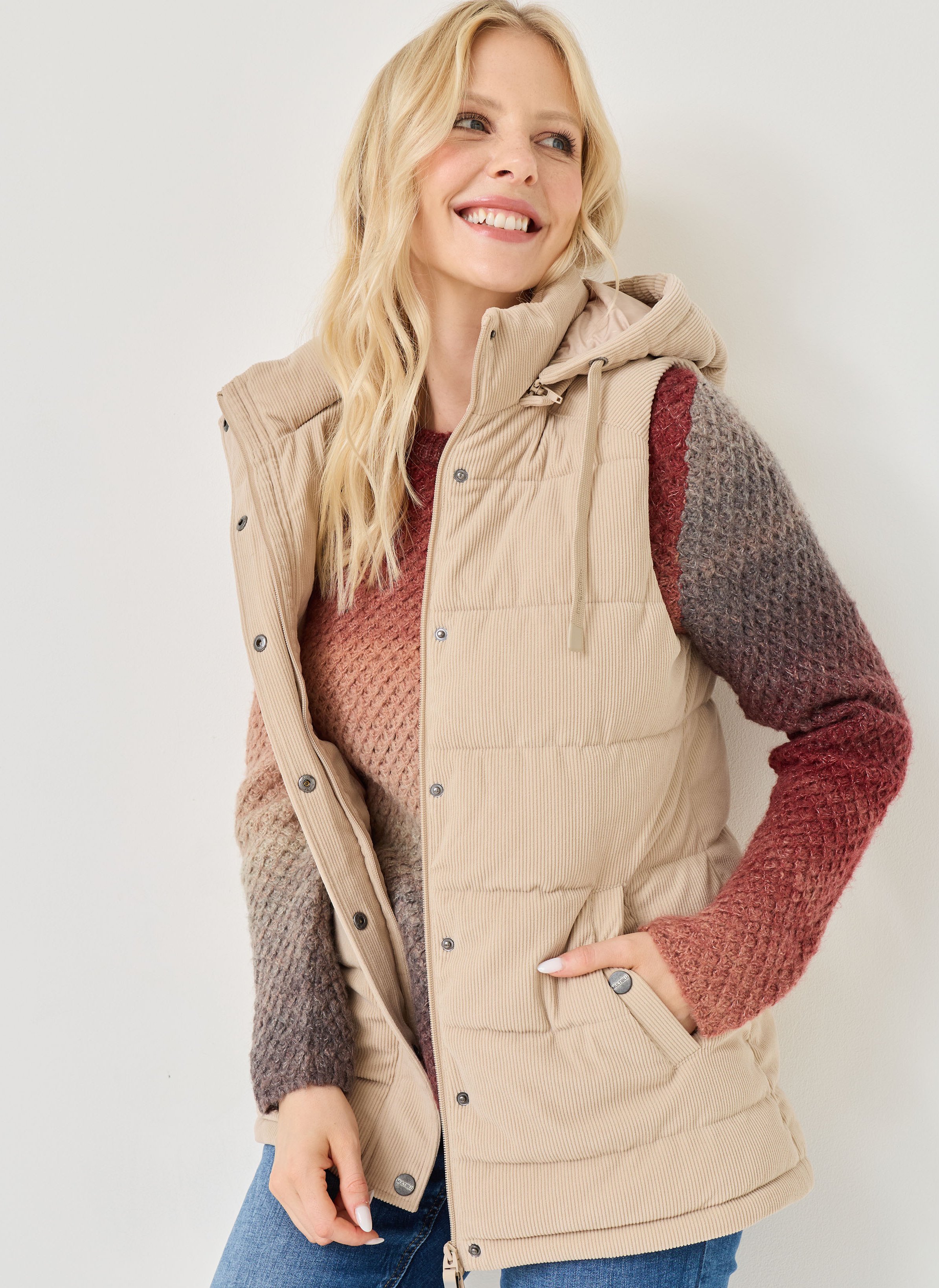 Im Trend: Cordweste mit Kapuze