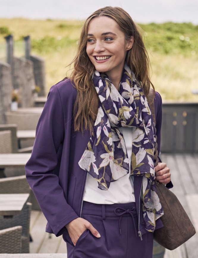 Eyecatcher: Tuch m. floralem Muster