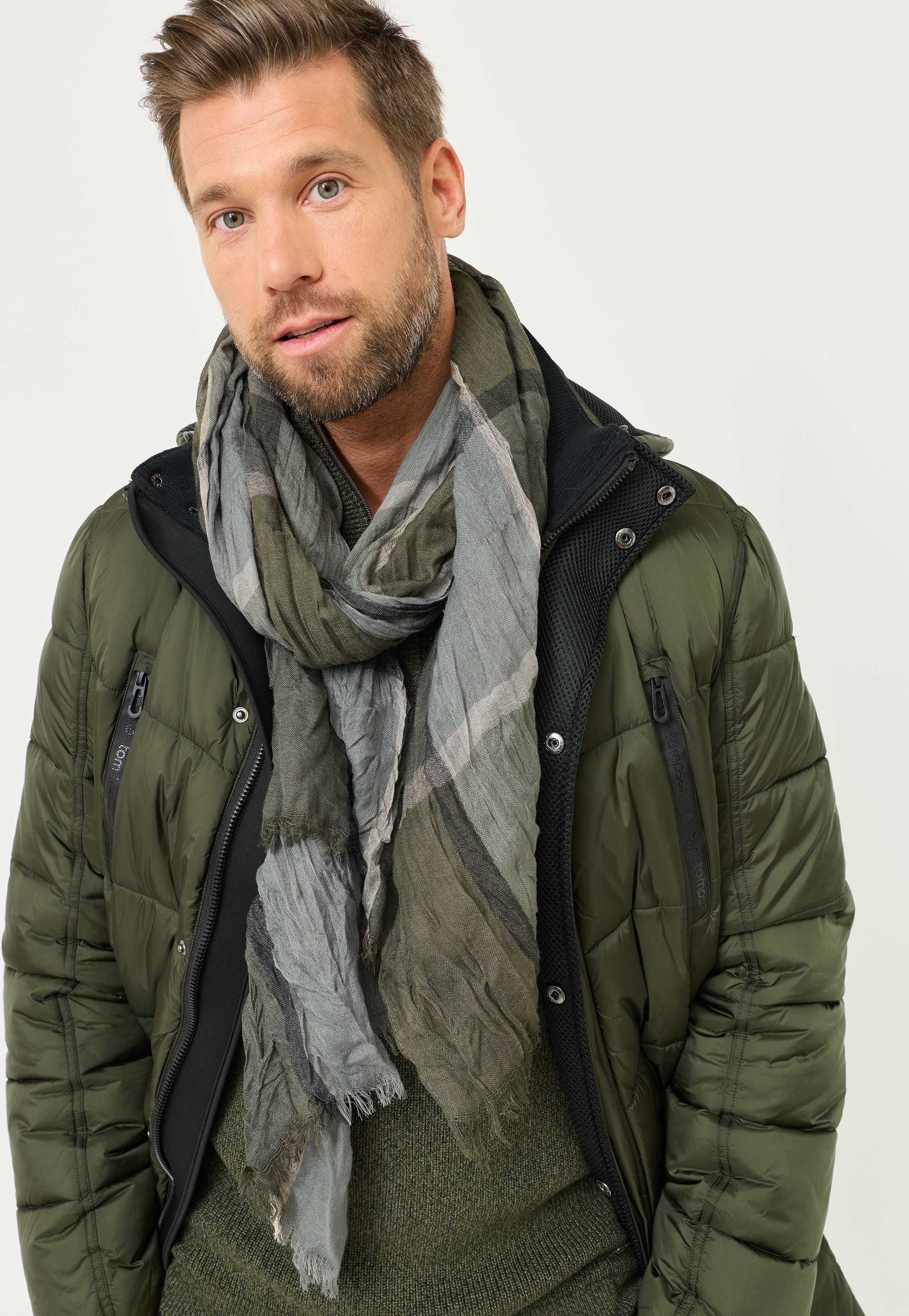 Leichter Schal mit Karomuster