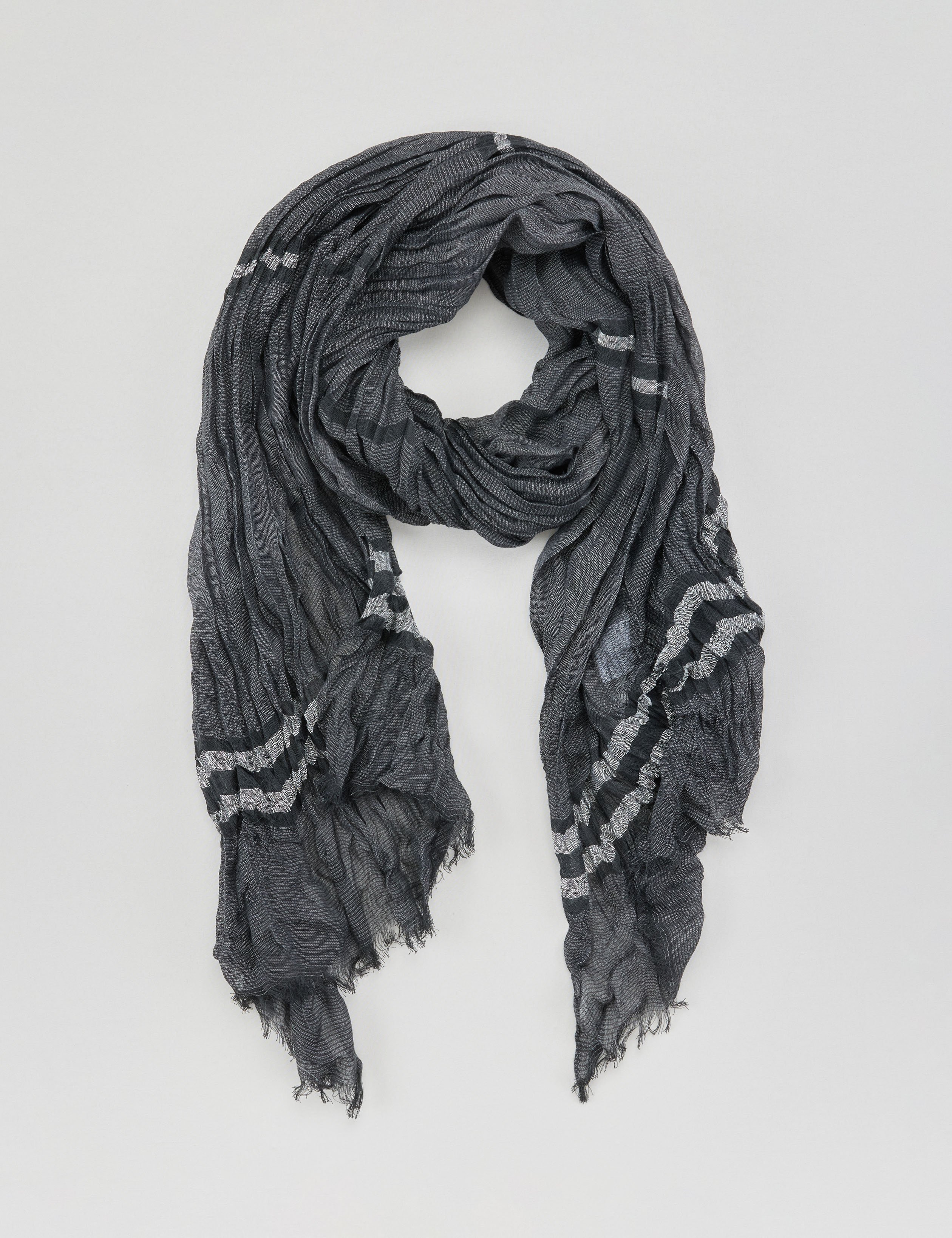 Leichter Schal mit Streifen