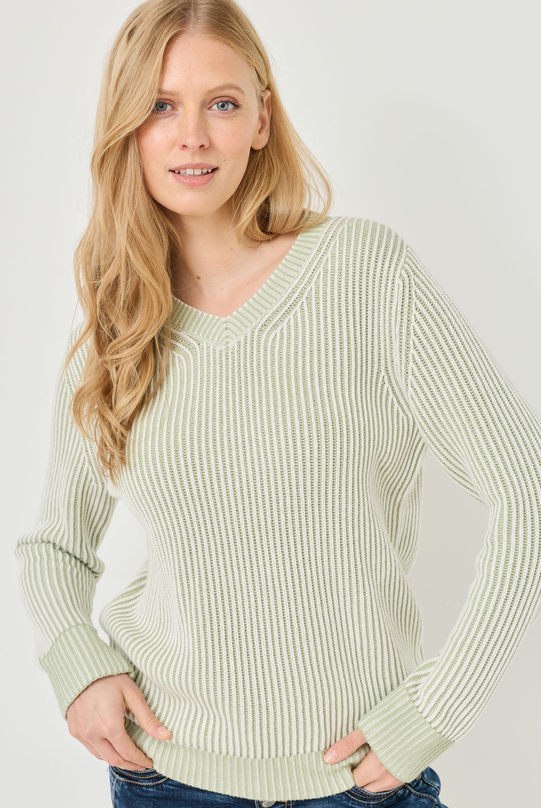 Gerippter Pullover mit V-Ausschnitt