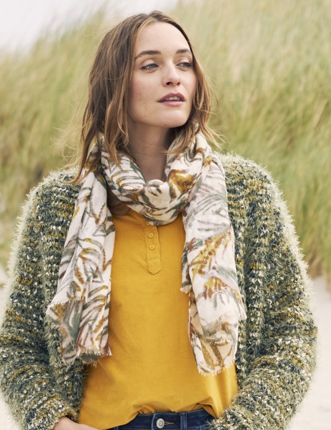 Gemustertes Tuch mit Farbverlauf