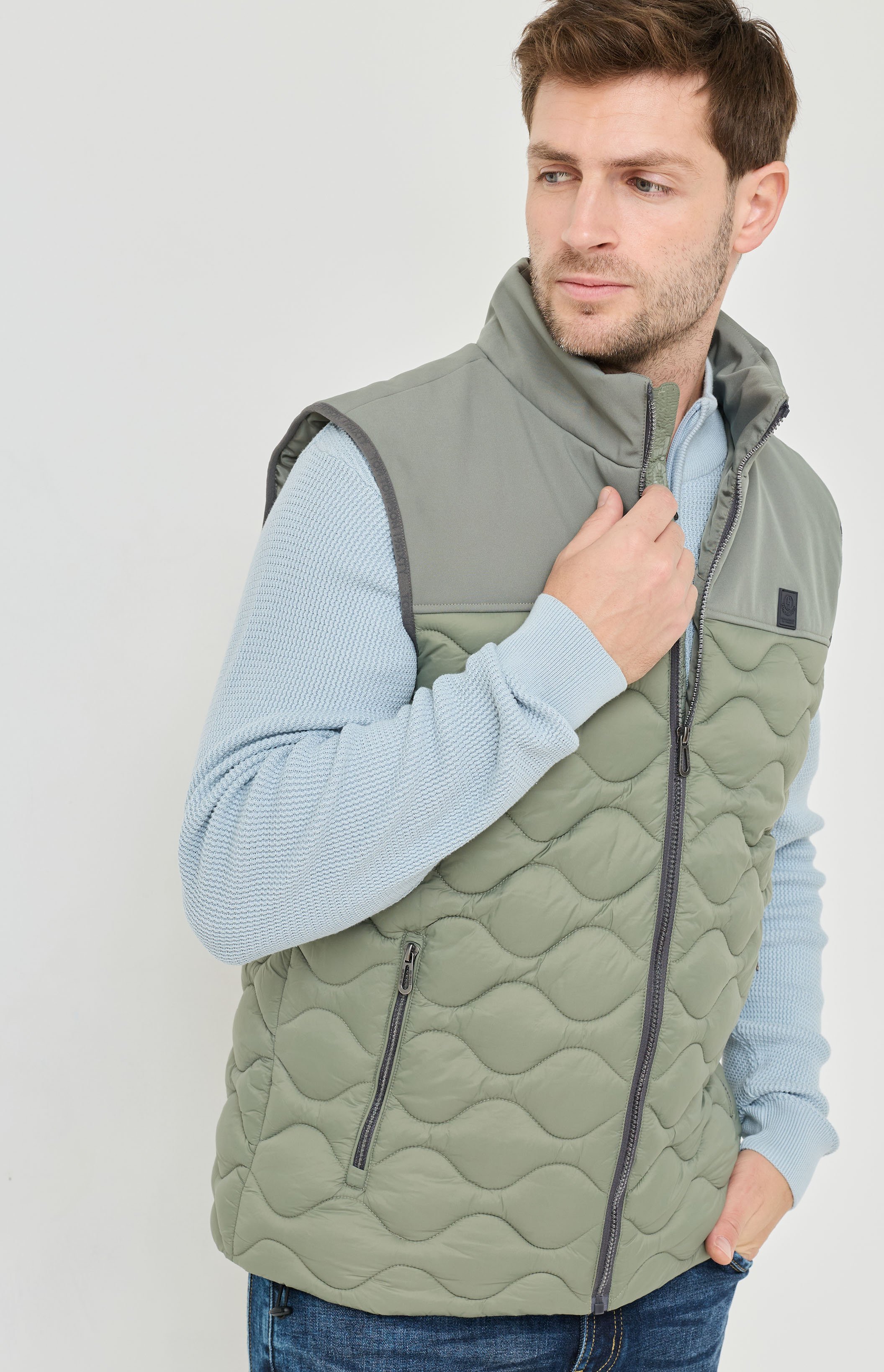 Steppweste im Materialmix