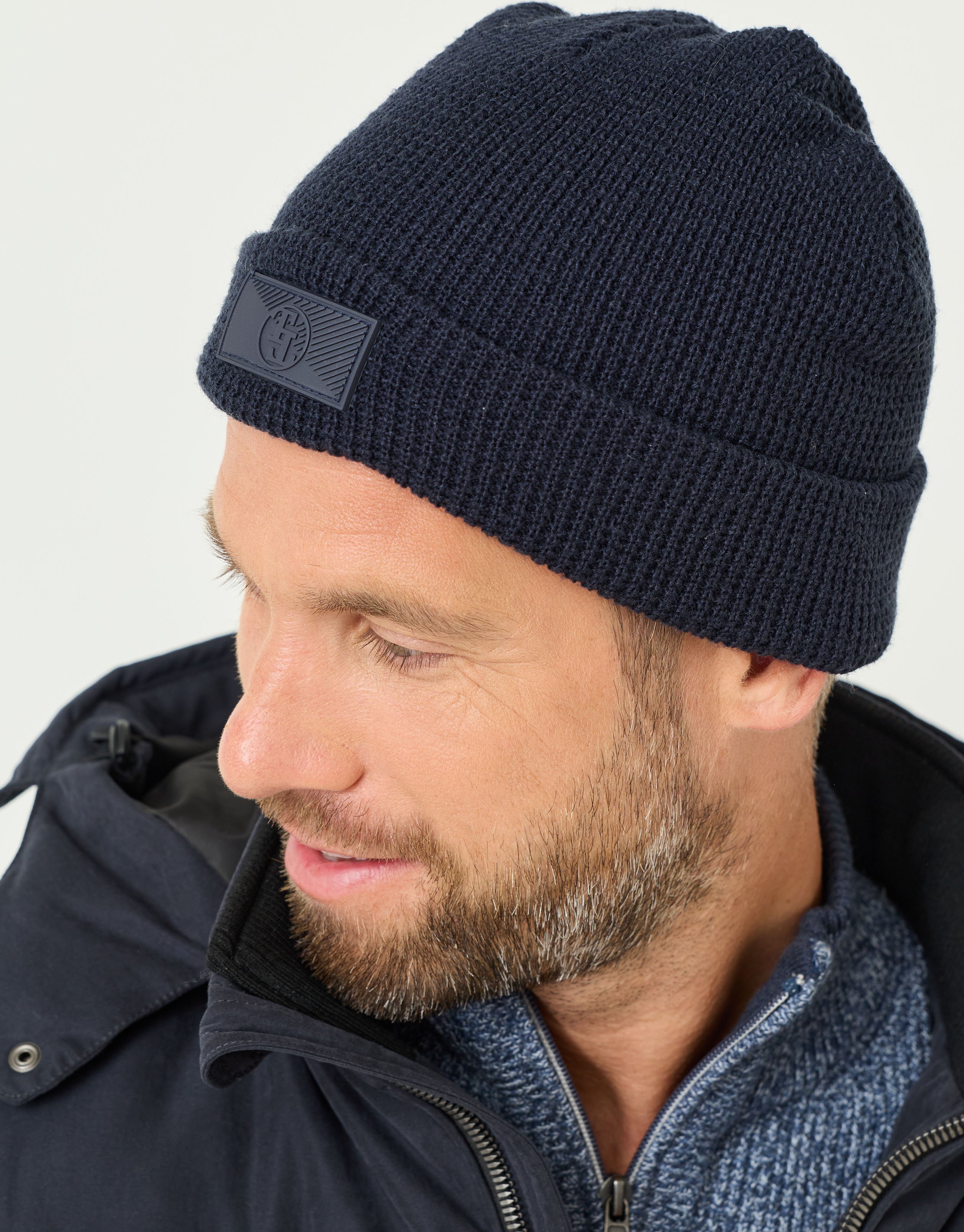 Mütze in Waffelstrick m. Logobadge