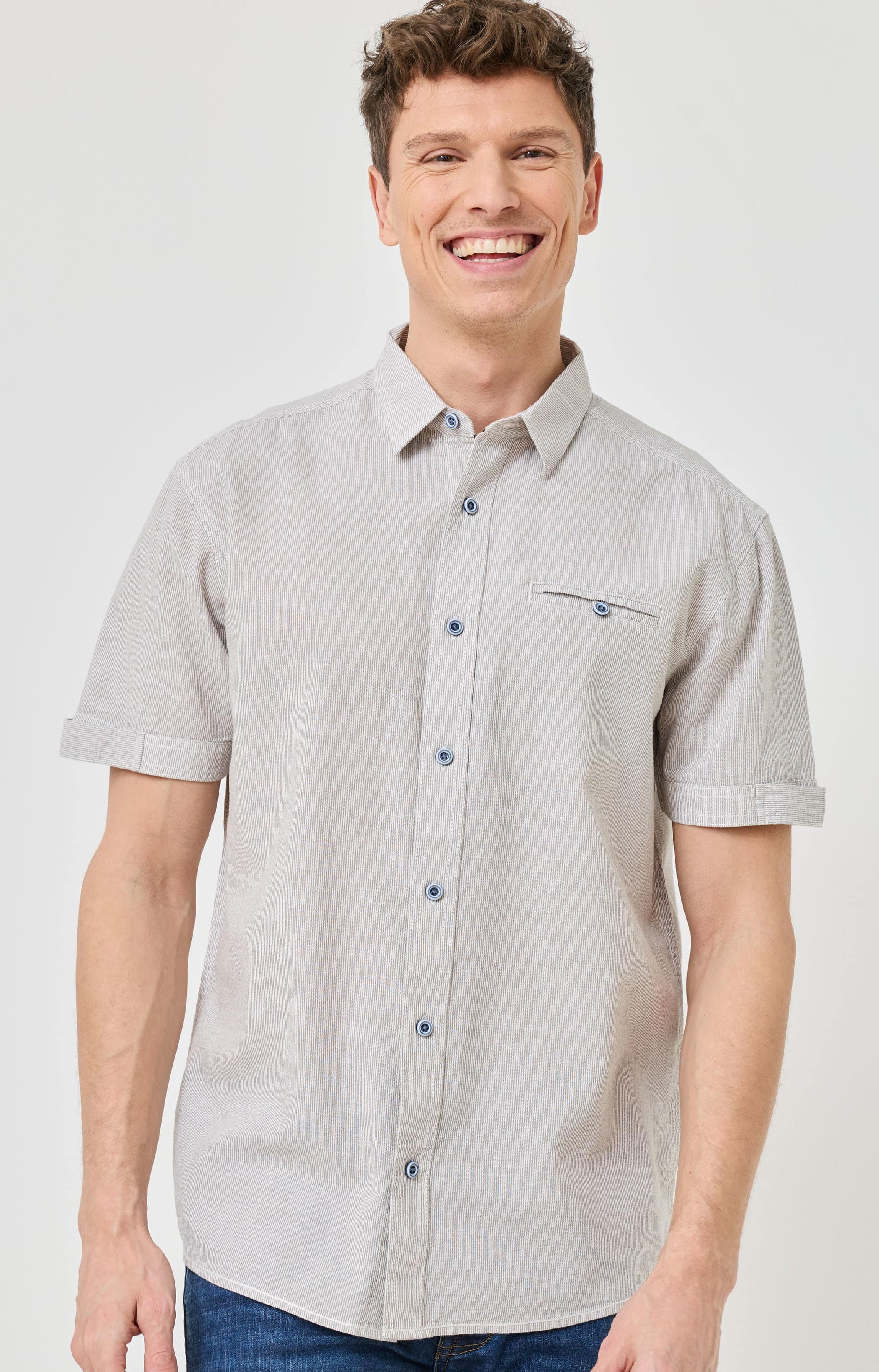 Leichtes Hemd mit feinen Streifen