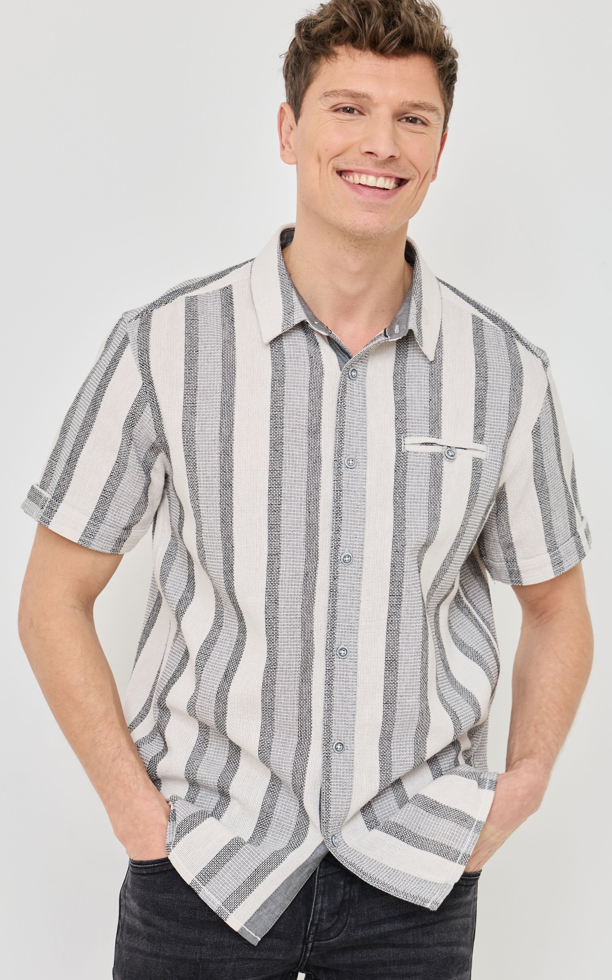 Robustes Kurzarmhemd mit Streifen