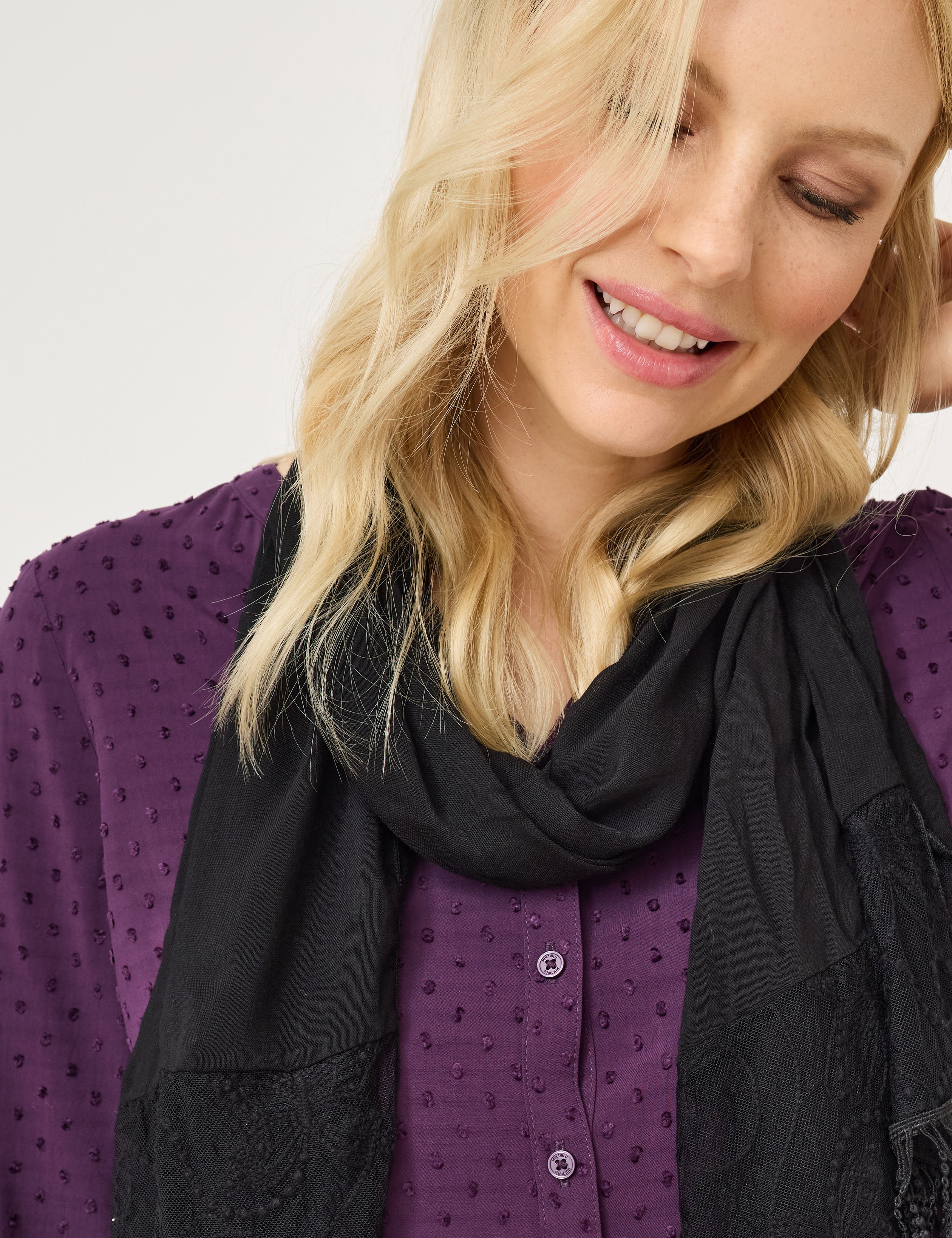 Uni Tuch mit Spitzendetails