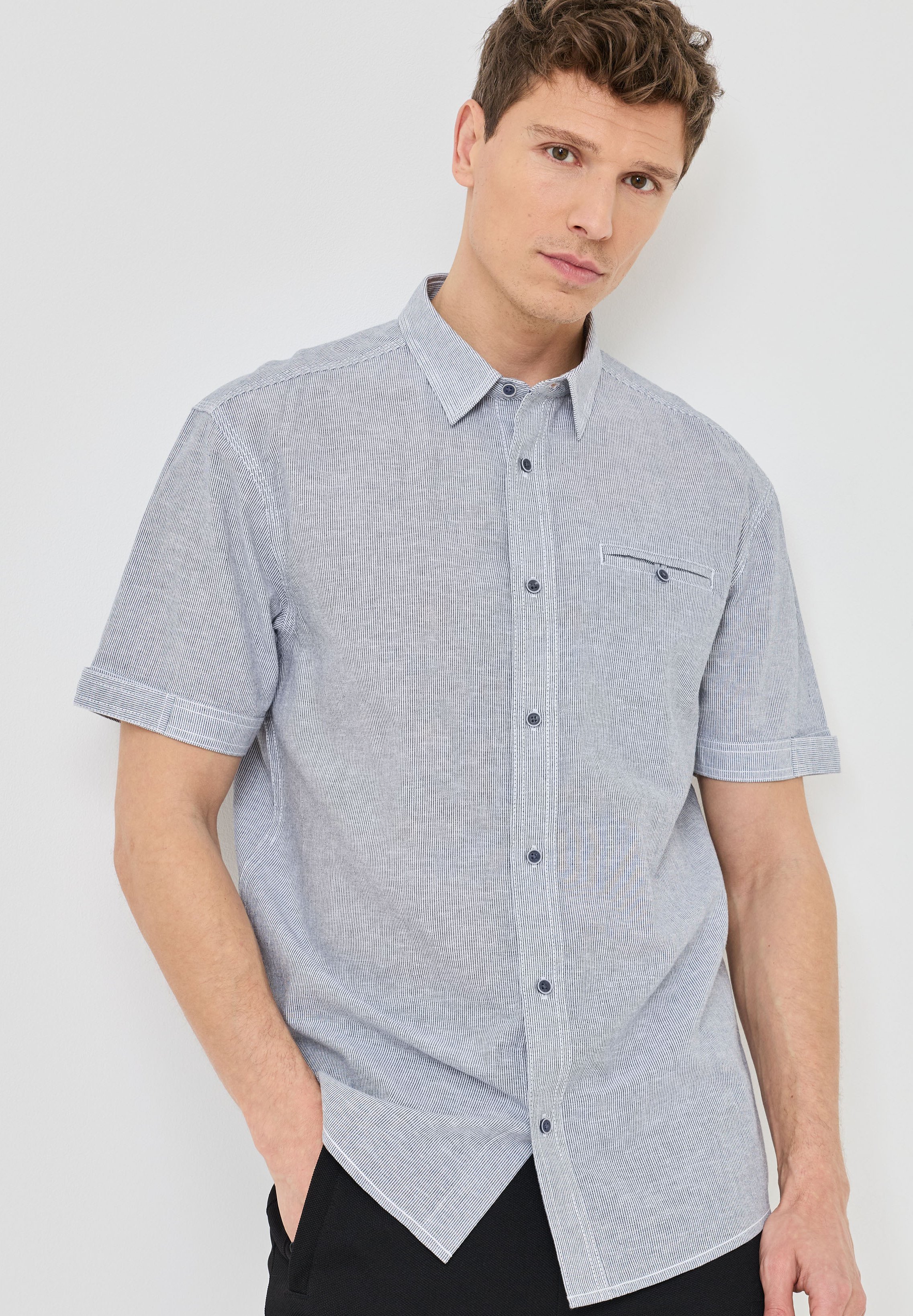 Leichtes Hemd mit feinen Streifen