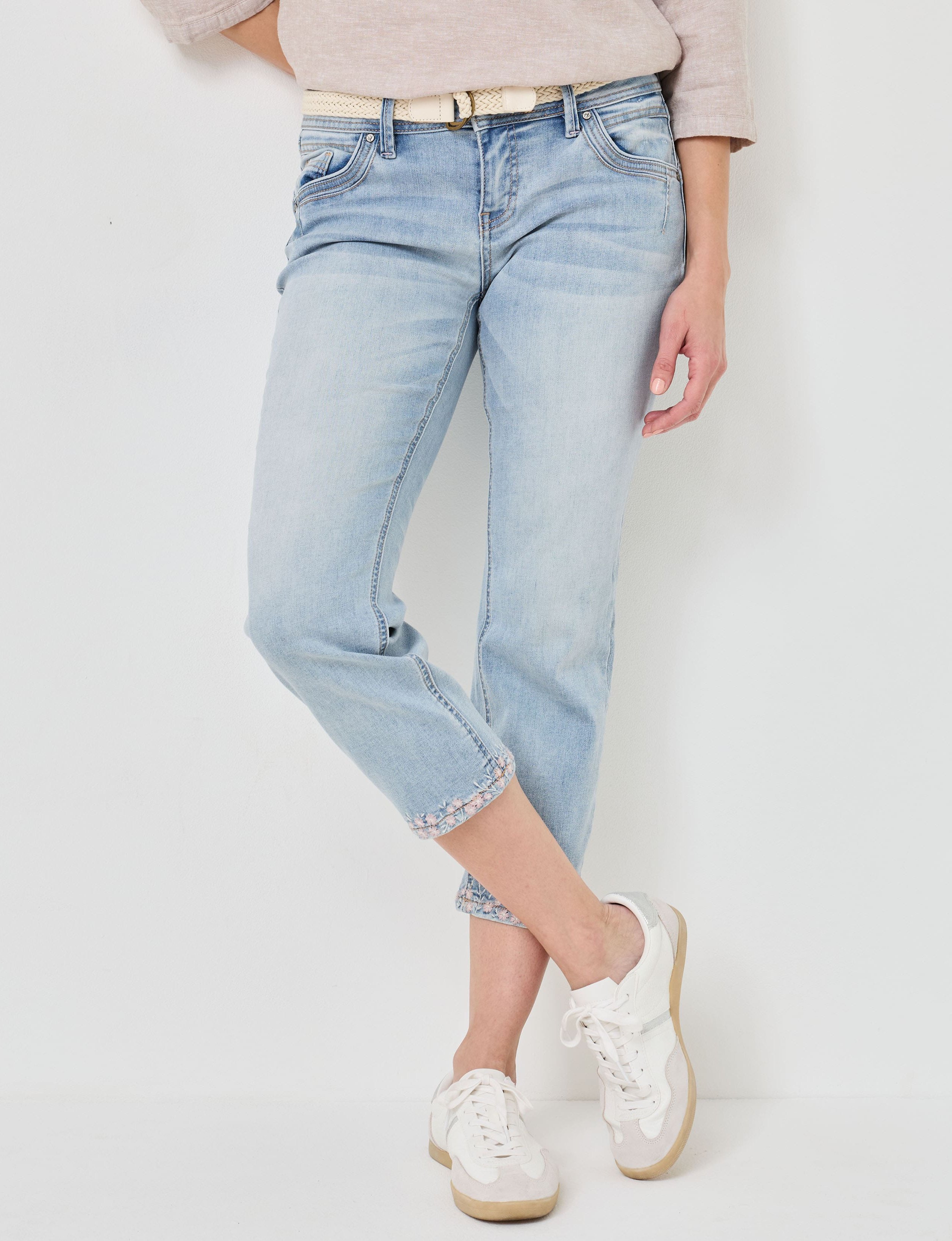 7/8 Jeans mit Gürtel u. Stickerei