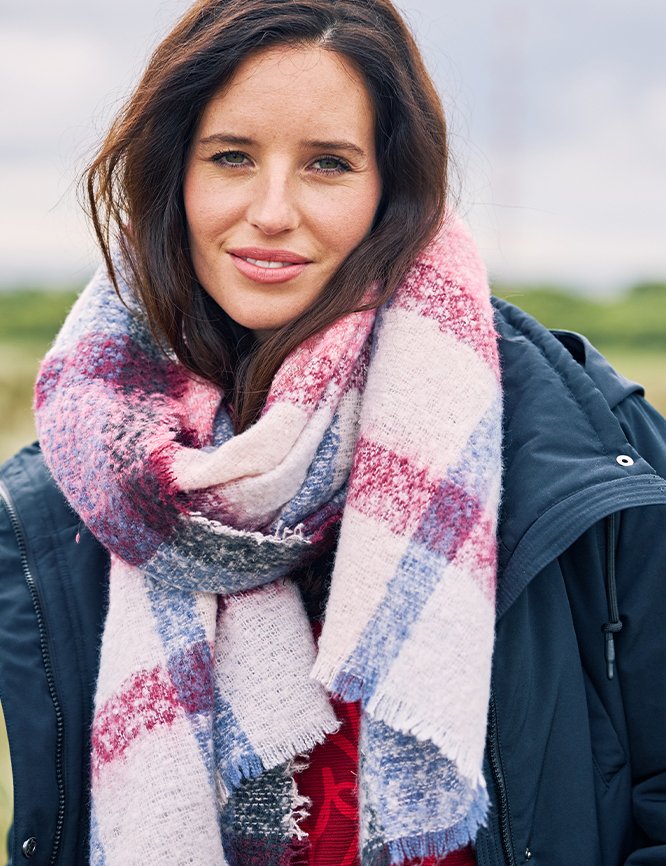 Weicher Bouclé-Schal, Karo-Muster