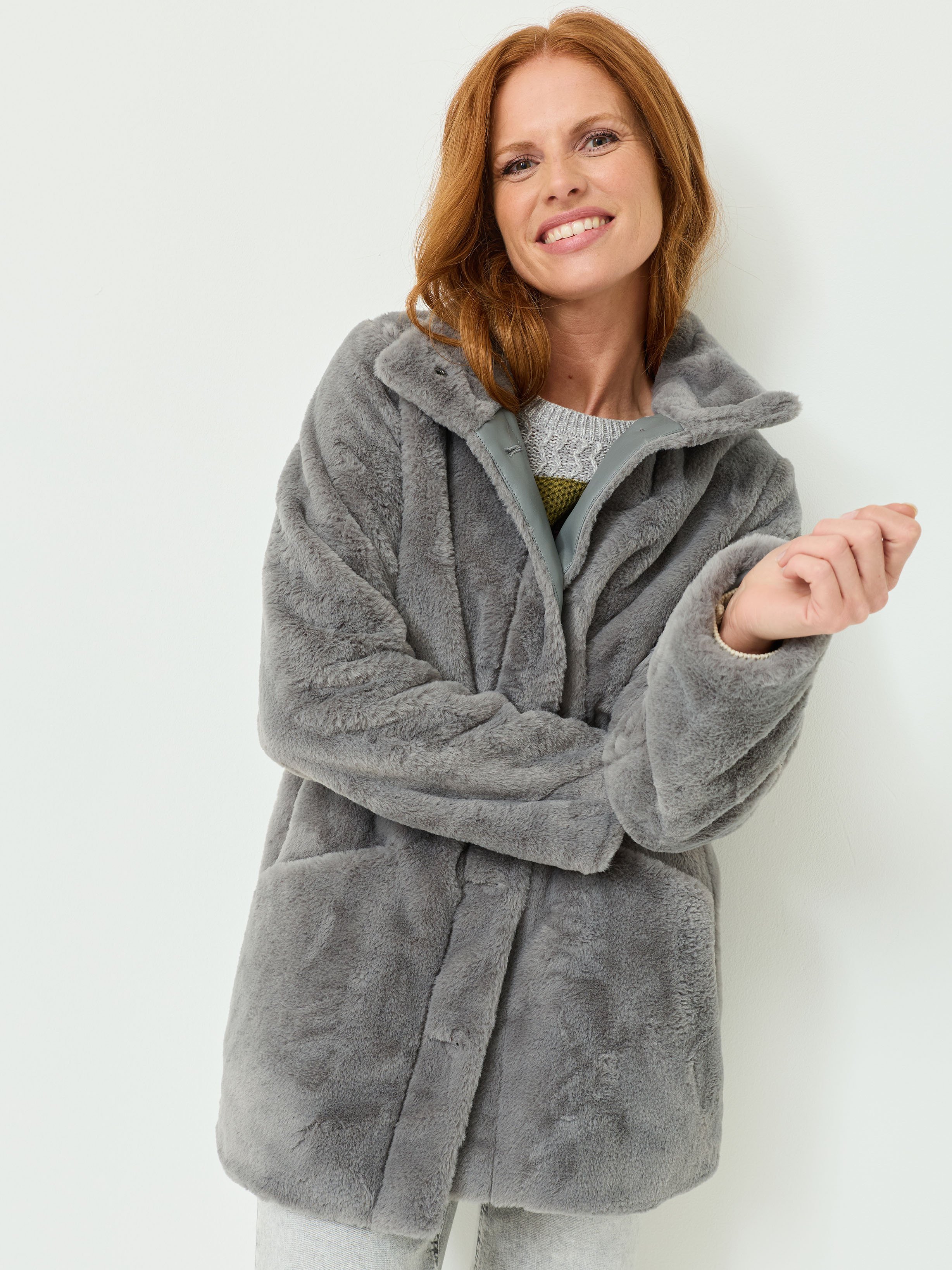 Im Trend: Mantel in Felloptik