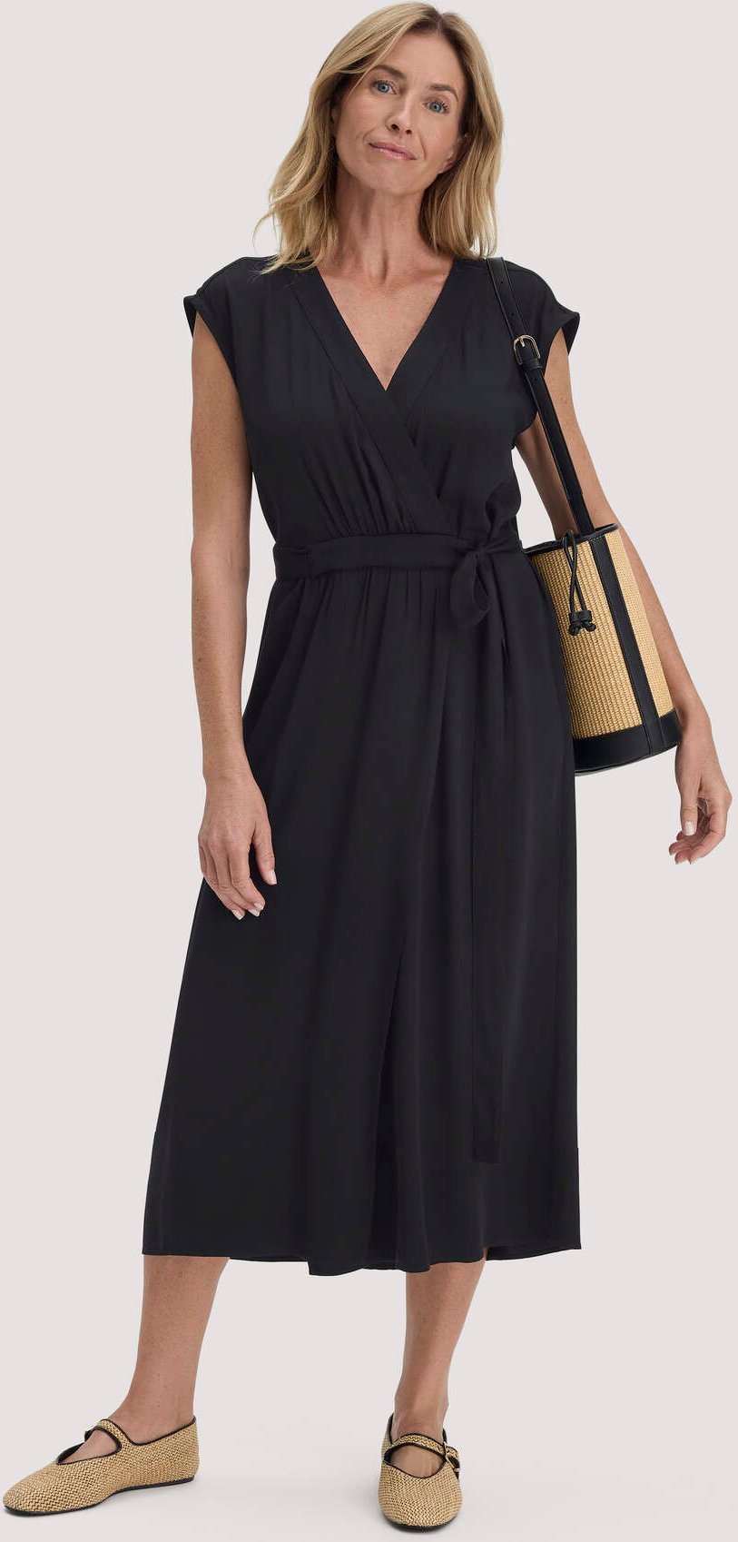 hessnatur Damen Gewebe Kleid mit Wickeloptik Midi aus LENZING™ ECOVERO™ - schwarz - Größe 44