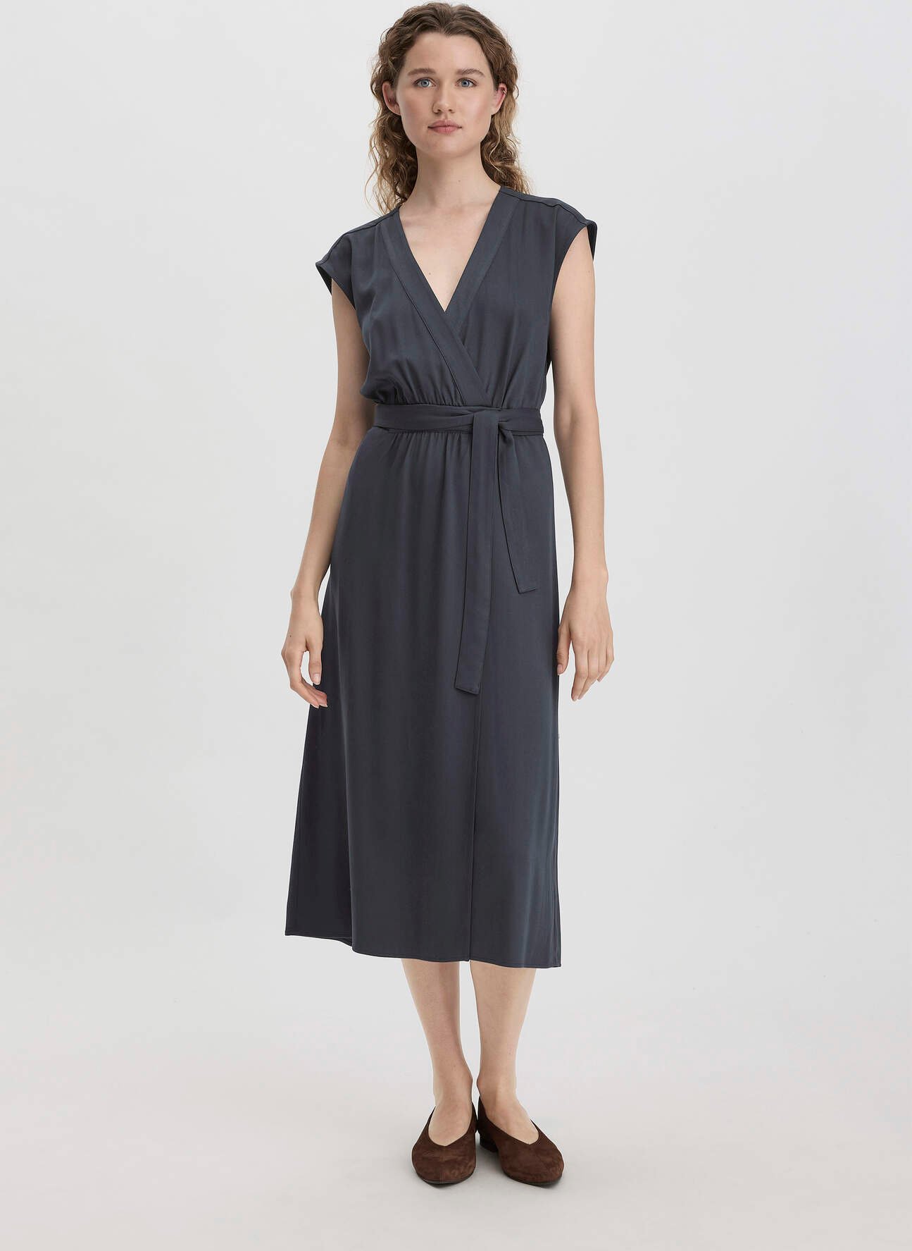 hessnatur Damen Kleid Midi Relaxed aus LENZING™ ECOVERO™ Viskose - blau - Größe 44