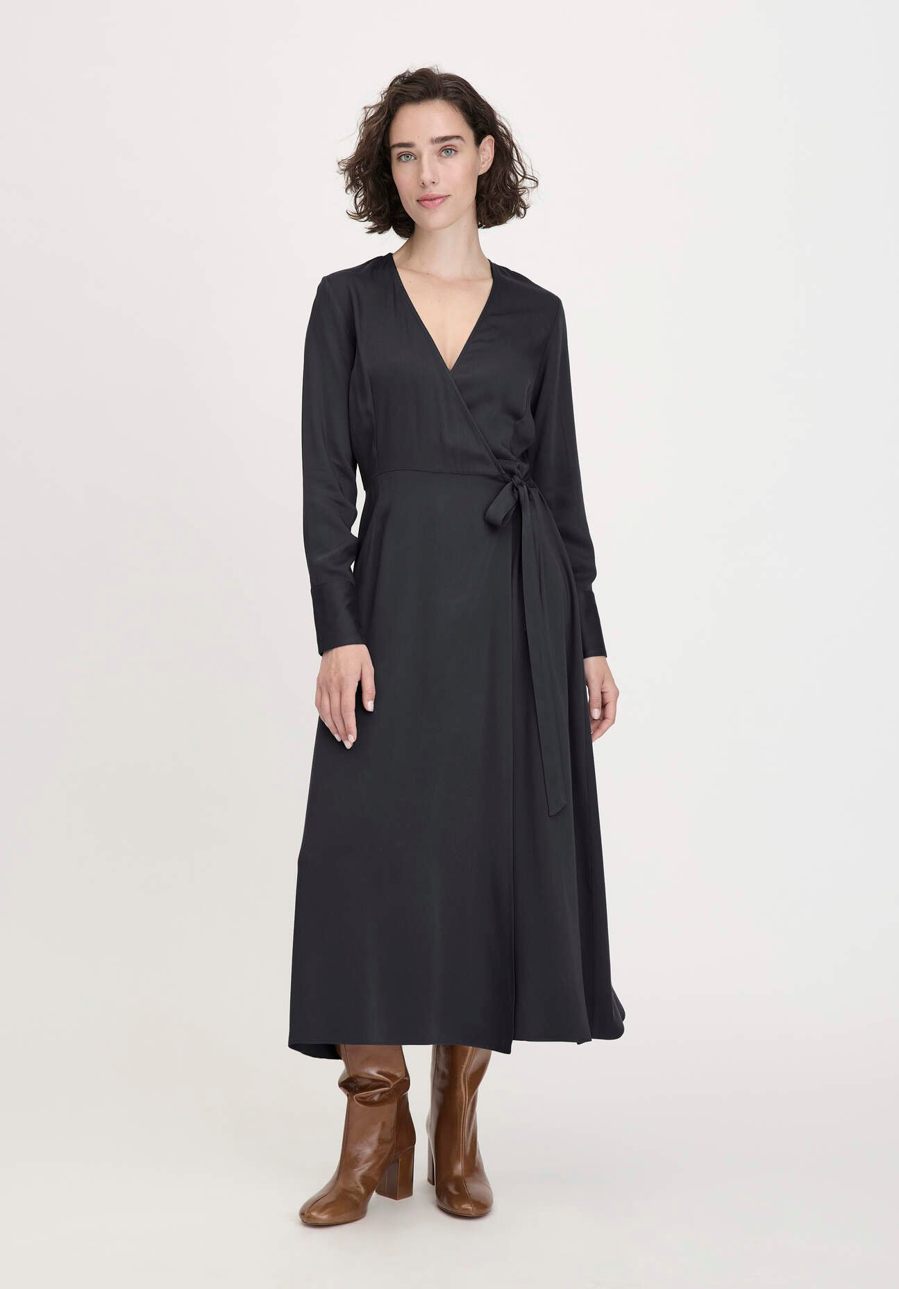 hessnatur Damen Wickelkleid Knöchellang Regular aus LENZING™ ECOVERO™ Viskose - schwarz - Größe 48