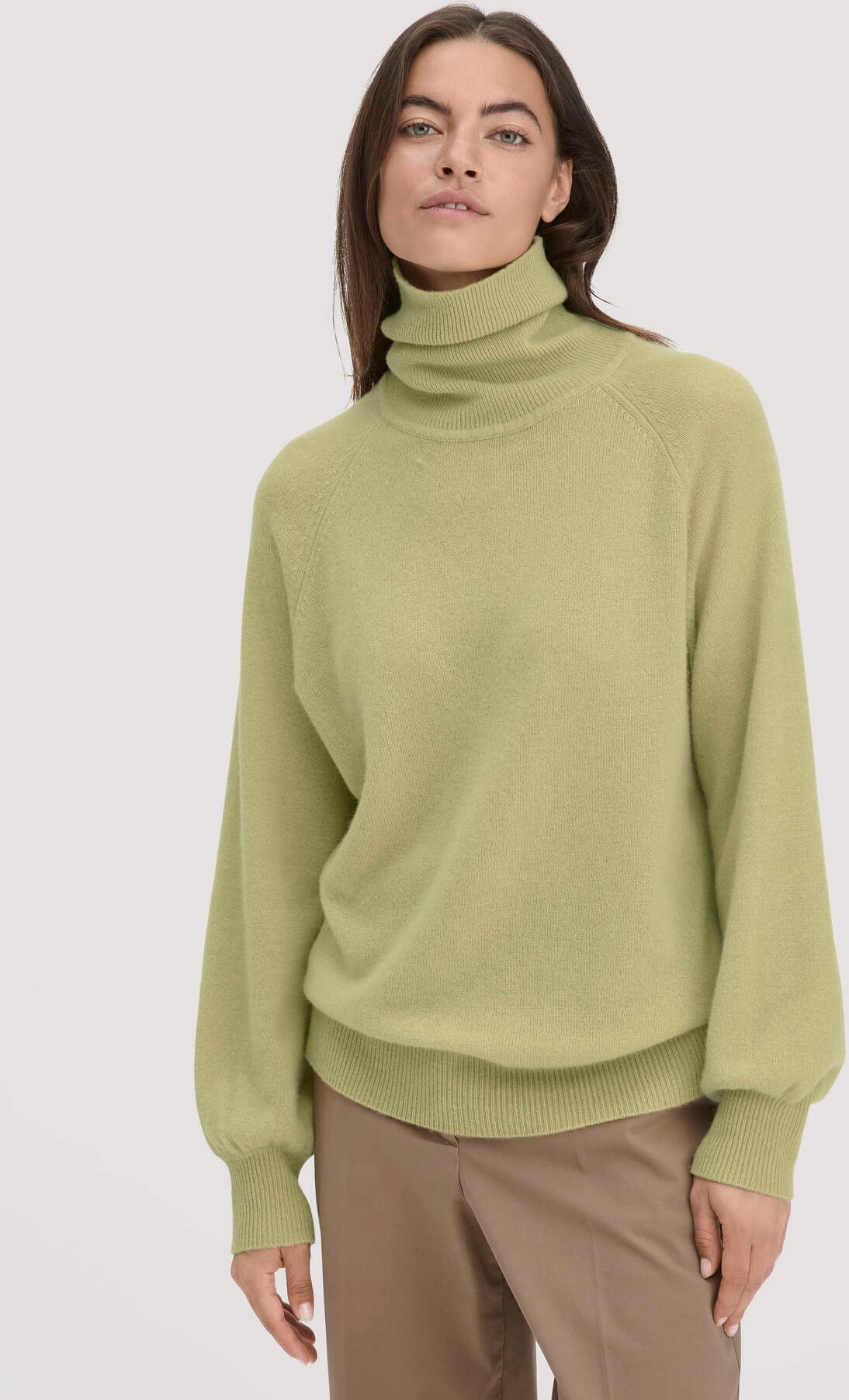 hessnatur Damen Rollkragen Pullover Relaxed BETTER RECYCLING aus Cashmere - grün - Größe S