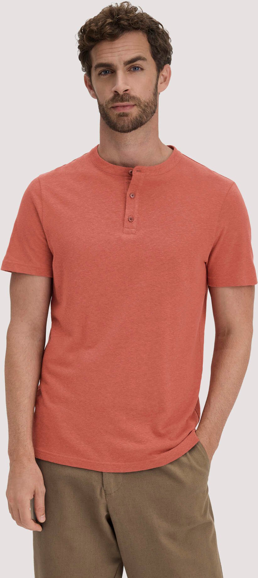 hessnatur Herren Henley T-Shirt Regular aus Leinen und Bio-Baumwolle - braun - Größe 54