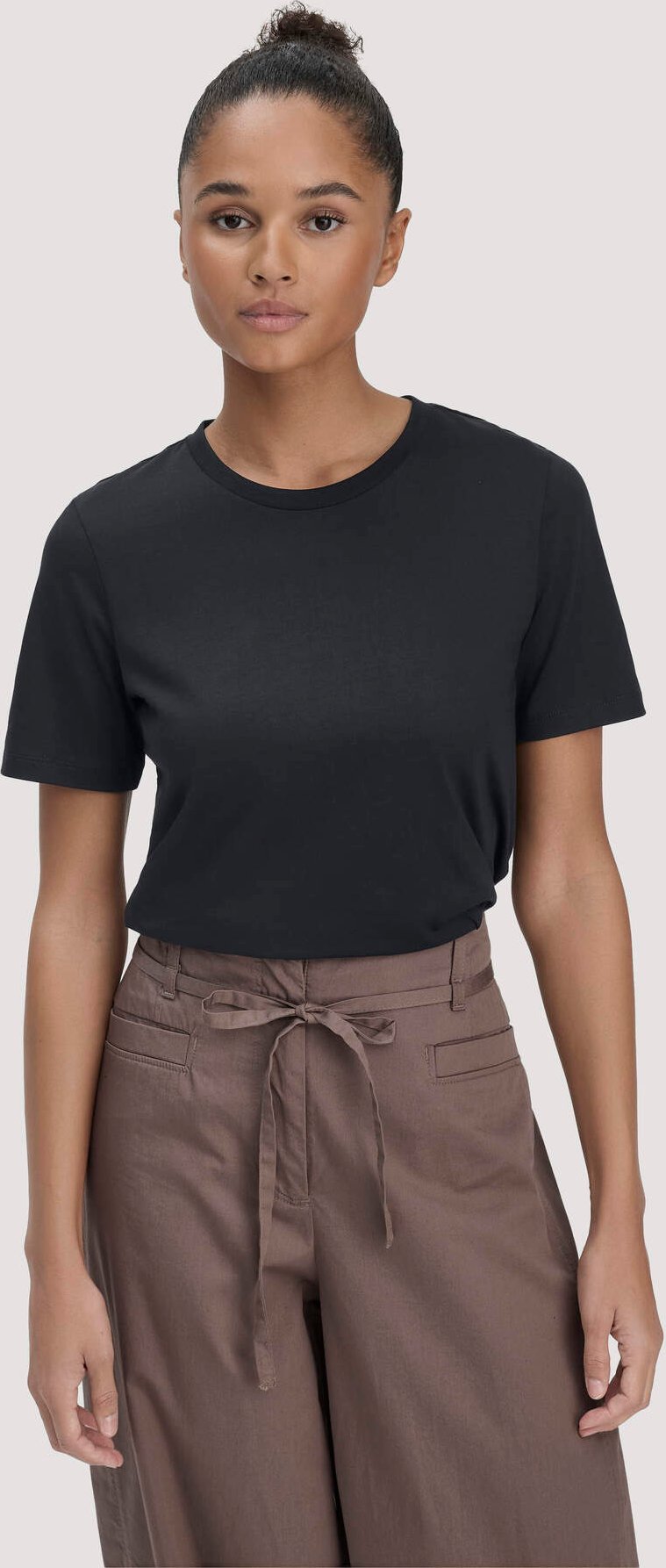 hessnatur Damen T-Shirt Regular aus Bio-Baumwolle (ROC) - schwarz - Größe 46