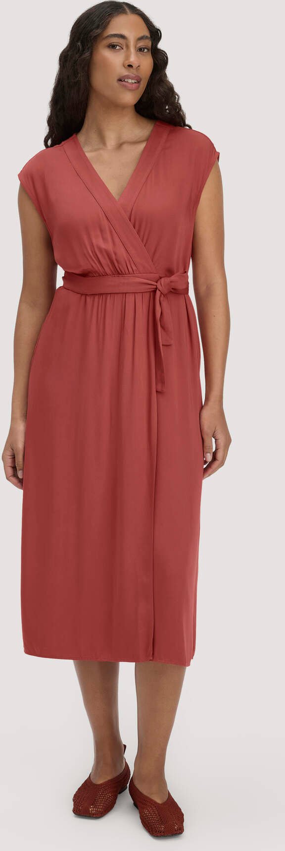 hessnatur Damen Gewebe Kleid mit Wickeloptik Midi aus LENZING™ ECOVERO™ - braun - Größe 46