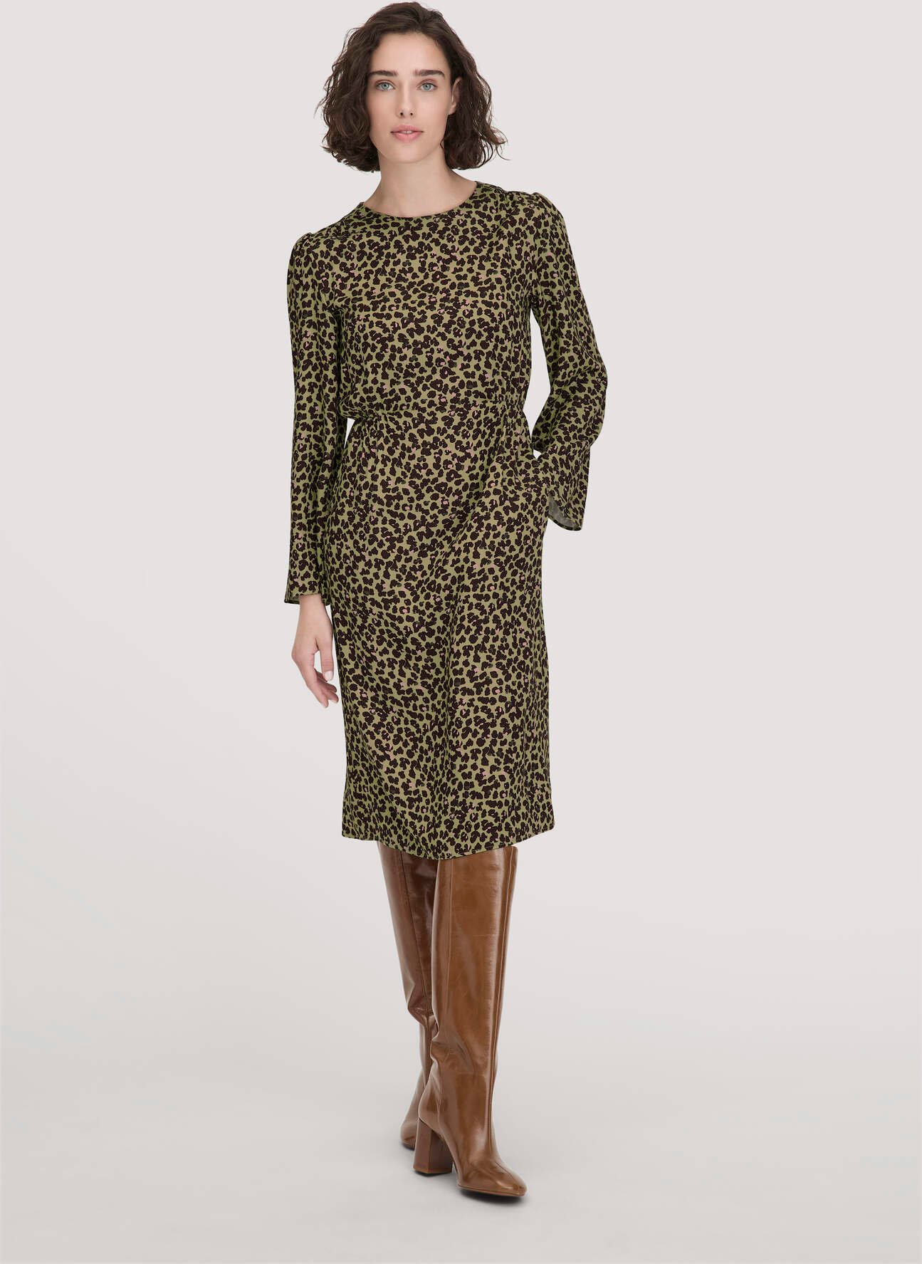 hessnatur Damen Kleid Kniebedeckend Regular aus LENZING™ ECOVERO™ Satin - grün - Größe 36