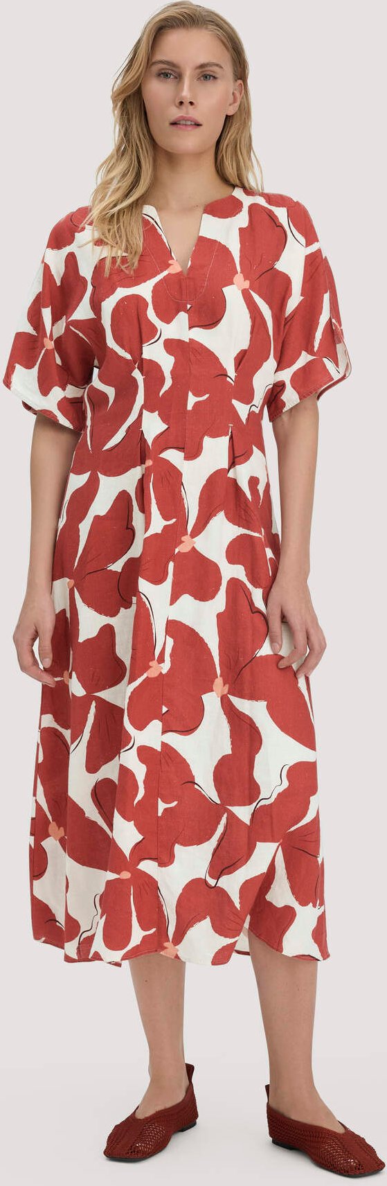 hessnatur Damen Kleid mit Taillierung Midi aus Leinen - braun - Größe 38