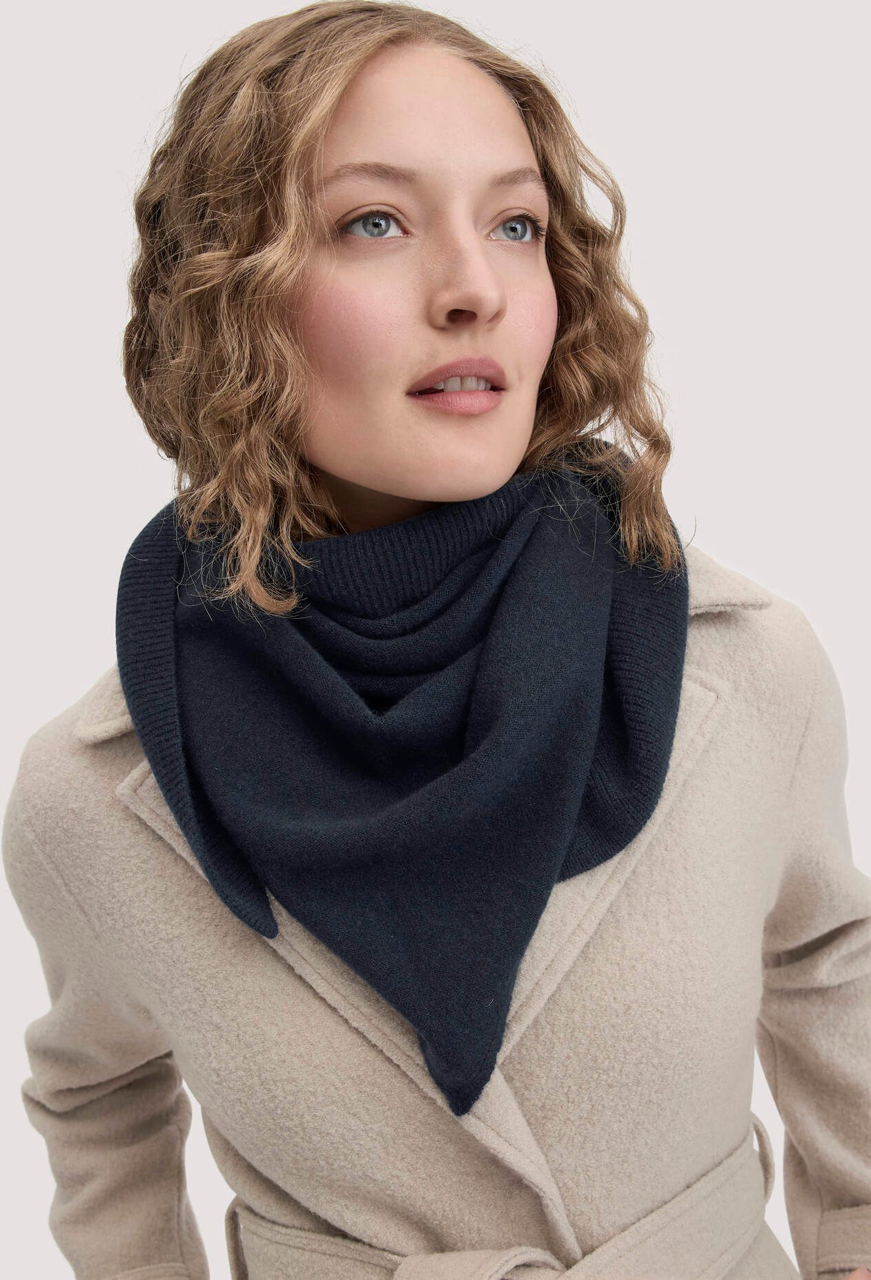 hessnatur Damen Dreieckstuch BETTER RECYCLING aus Cashmere - blau - Größe 57x125 cm