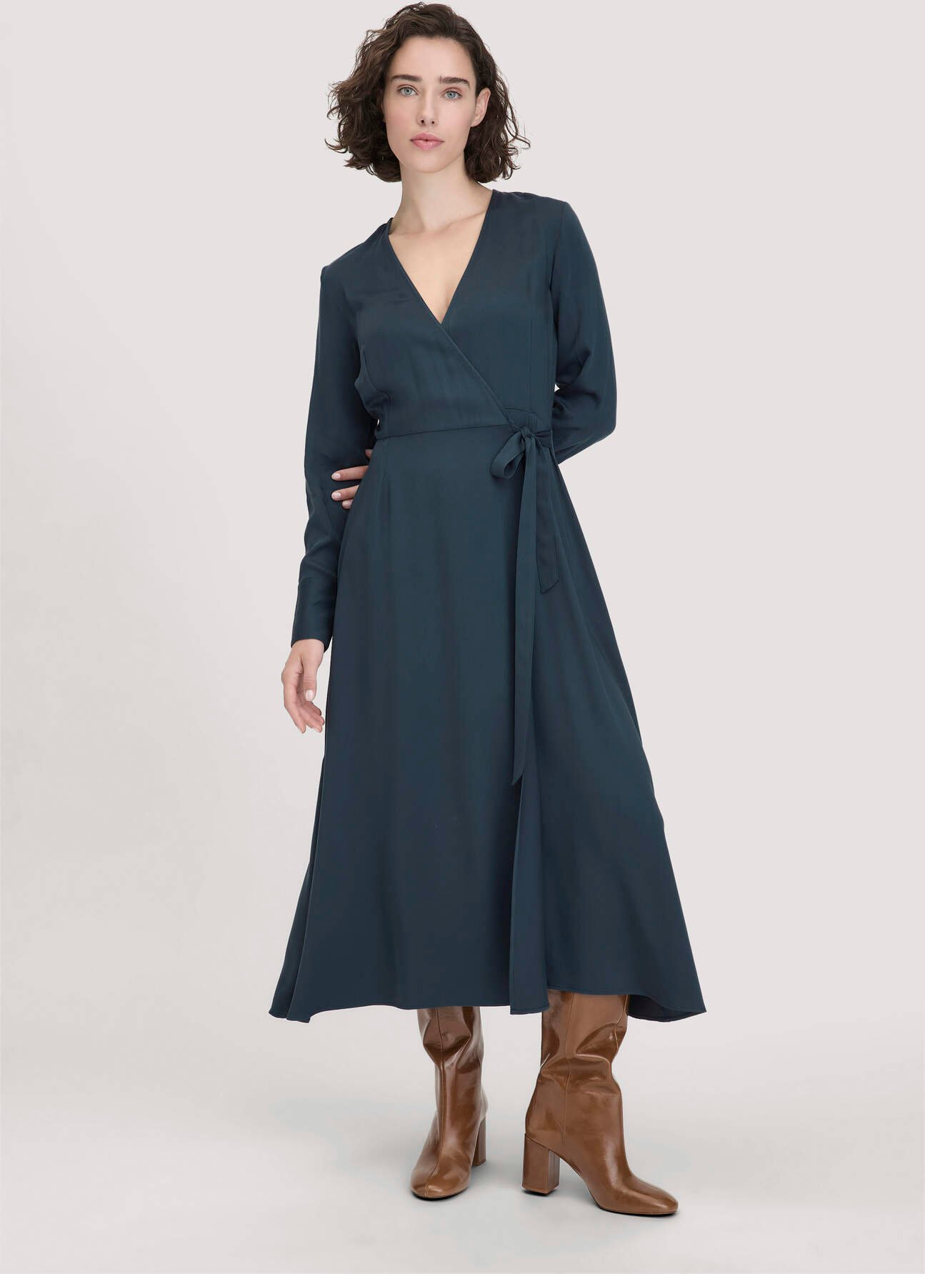 hessnatur Damen Wickelkleid Knöchellang Regular aus LENZING™ ECOVERO™ Viskose - blau - Größe 46